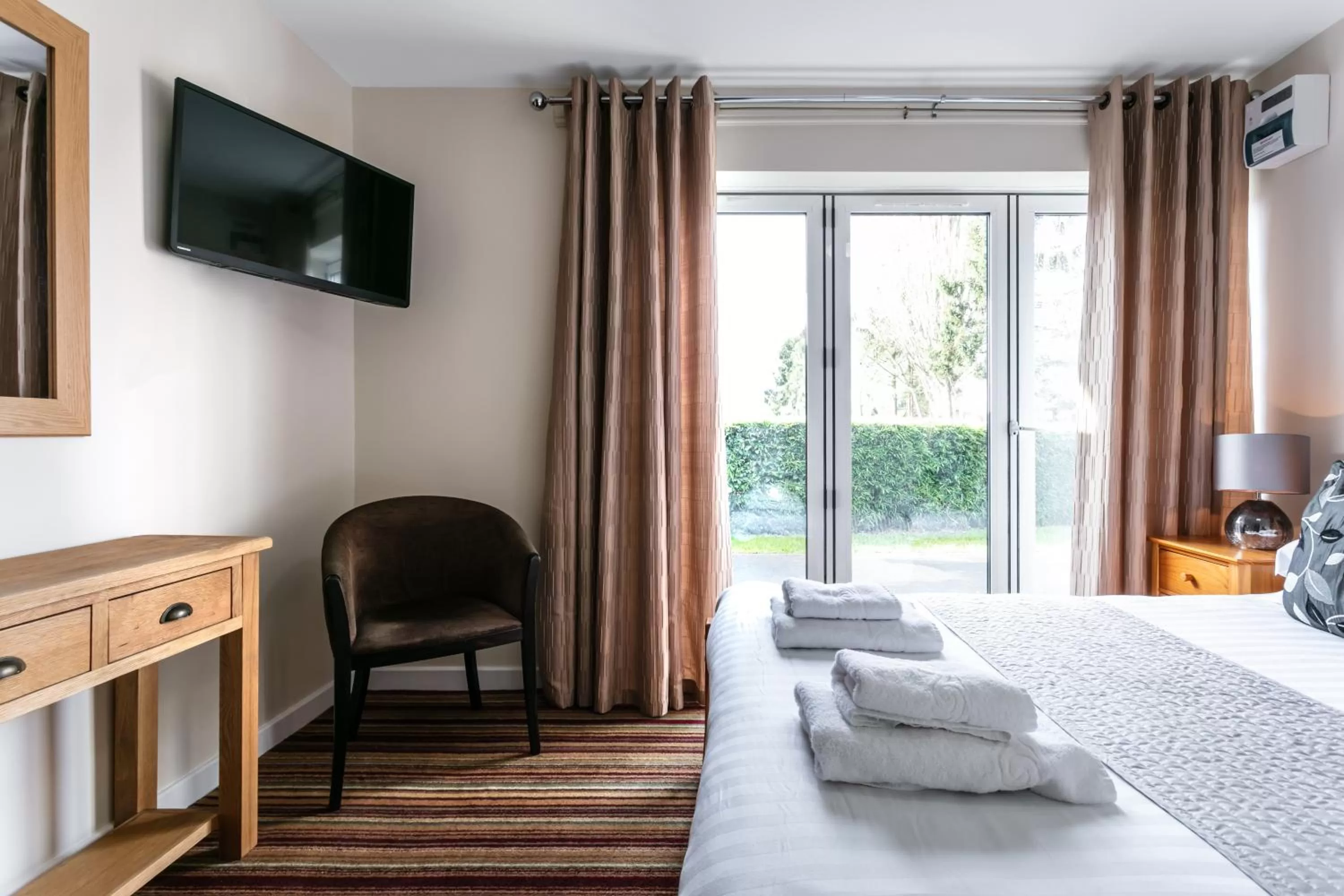 Bedroom, Bed in Roydon Marina Village Hotel