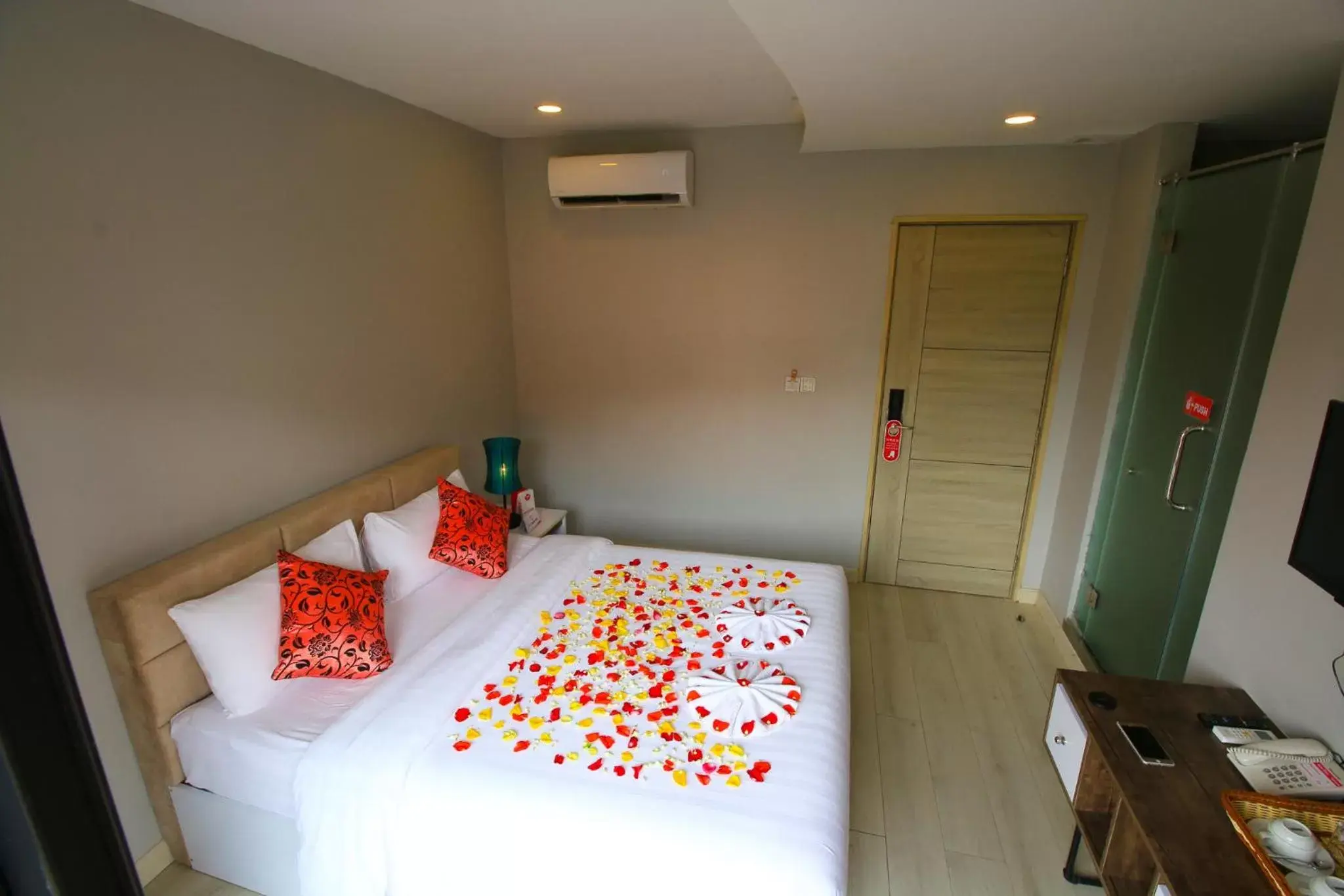 Bedroom, Bed in Ostro Hotel