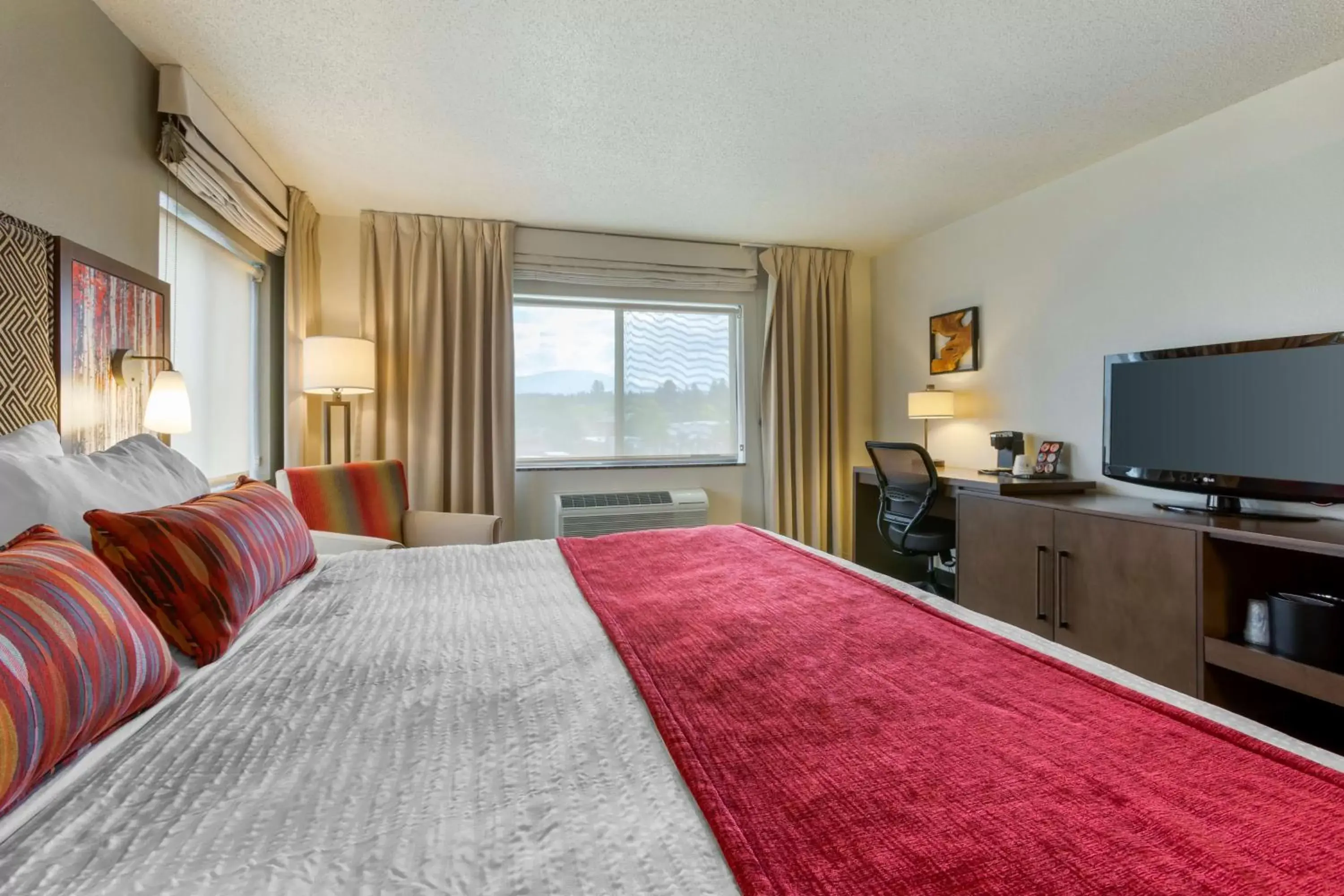 Bedroom, TV/Entertainment Center in Best Western Plus McCall Lodge and Suites