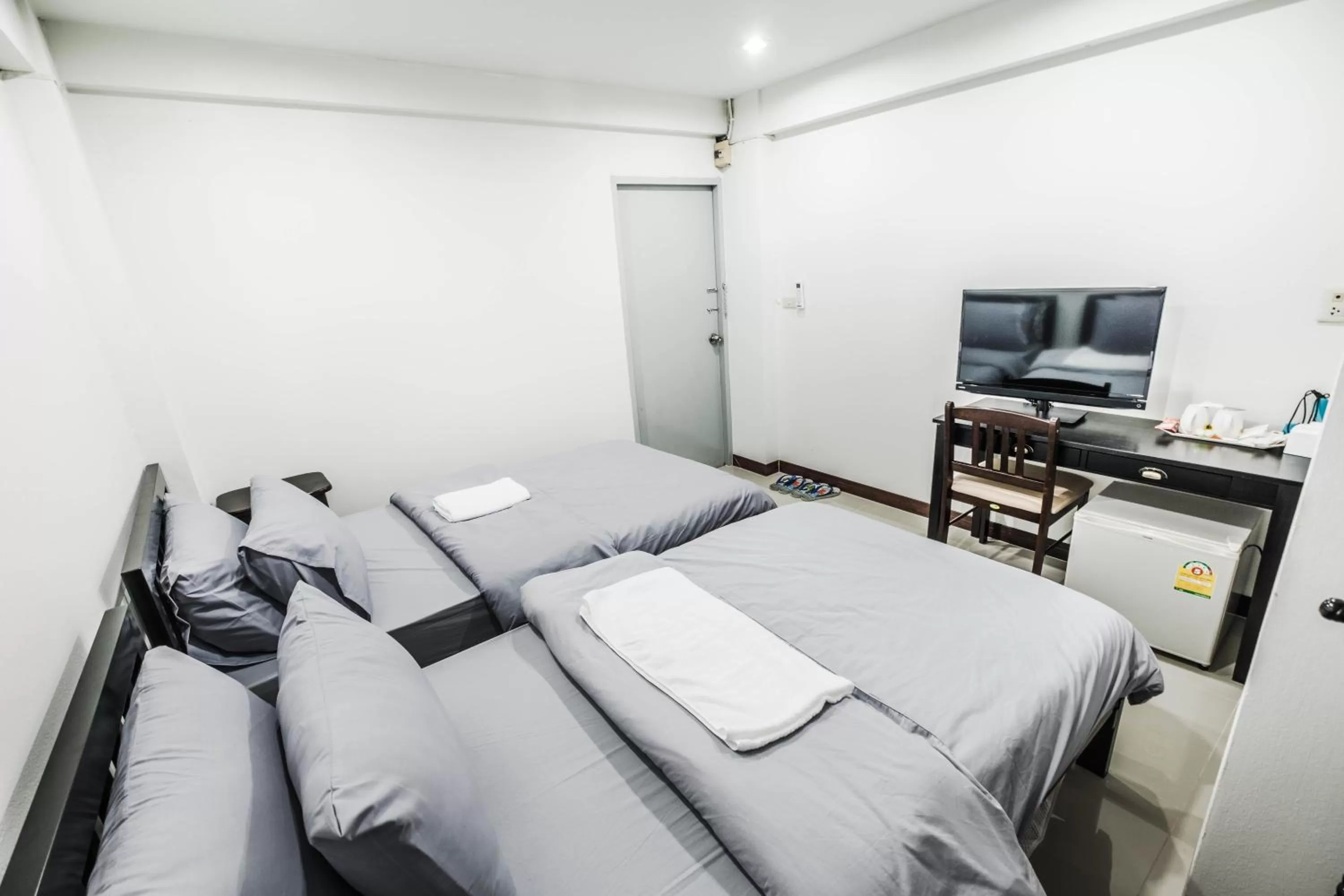 Photo of the whole room, Bed in Don Muang Hotel