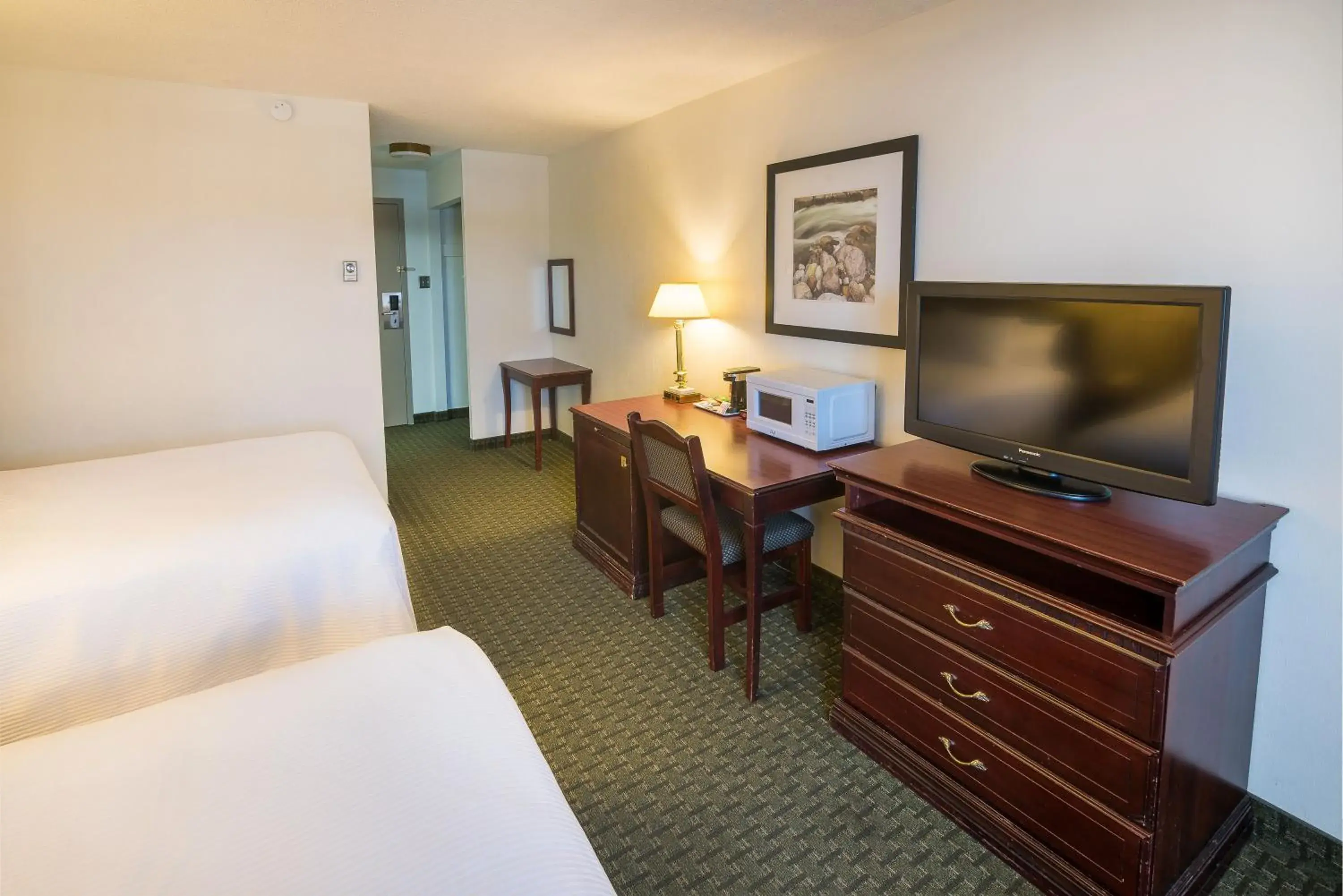 Bedroom, TV/Entertainment Center in Ramada by Wyndham Thunder Bay Airlane Hotel