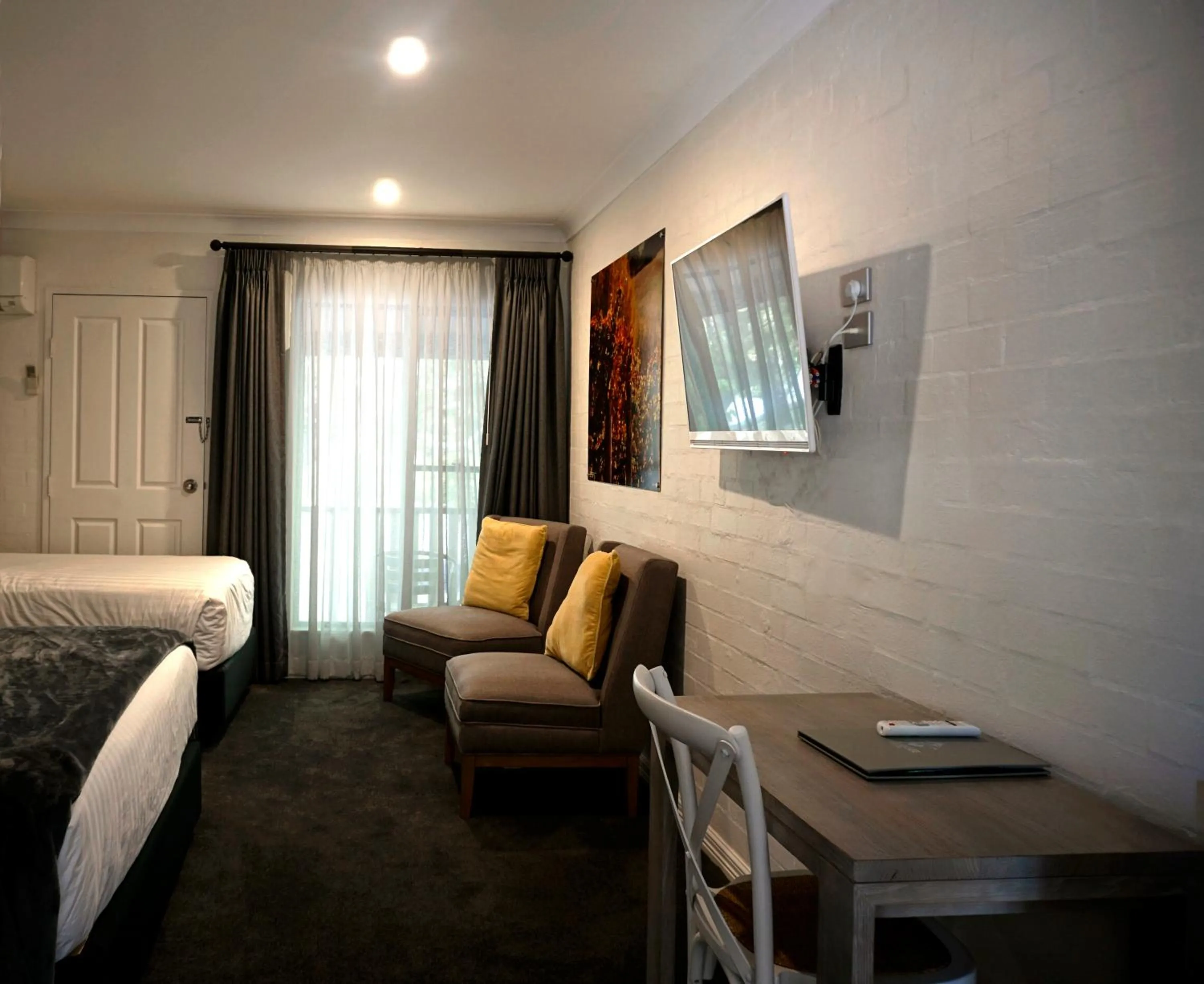 Seating area, Bed in Town Square Motel