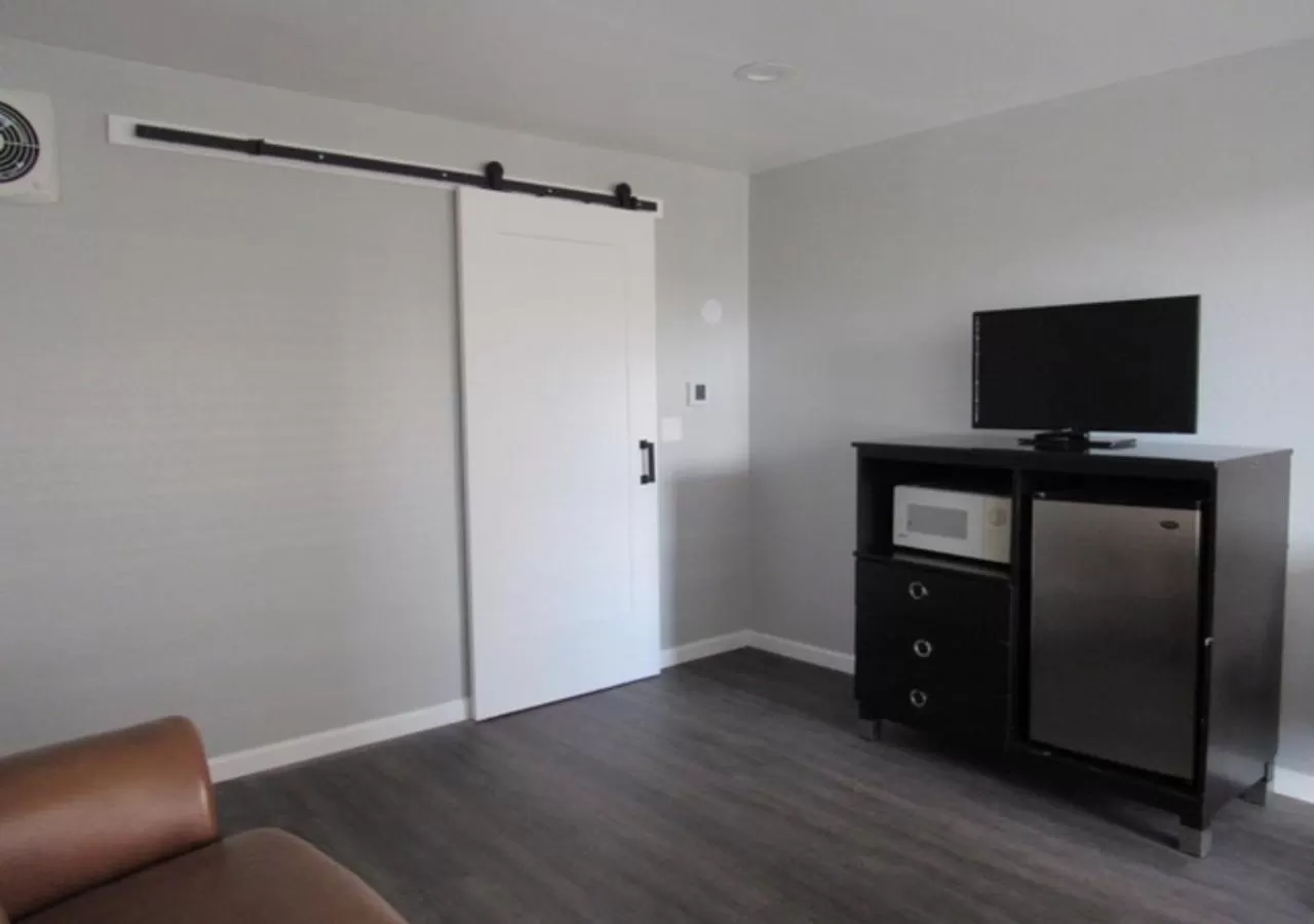 TV and multimedia in Capri Suites Anaheim