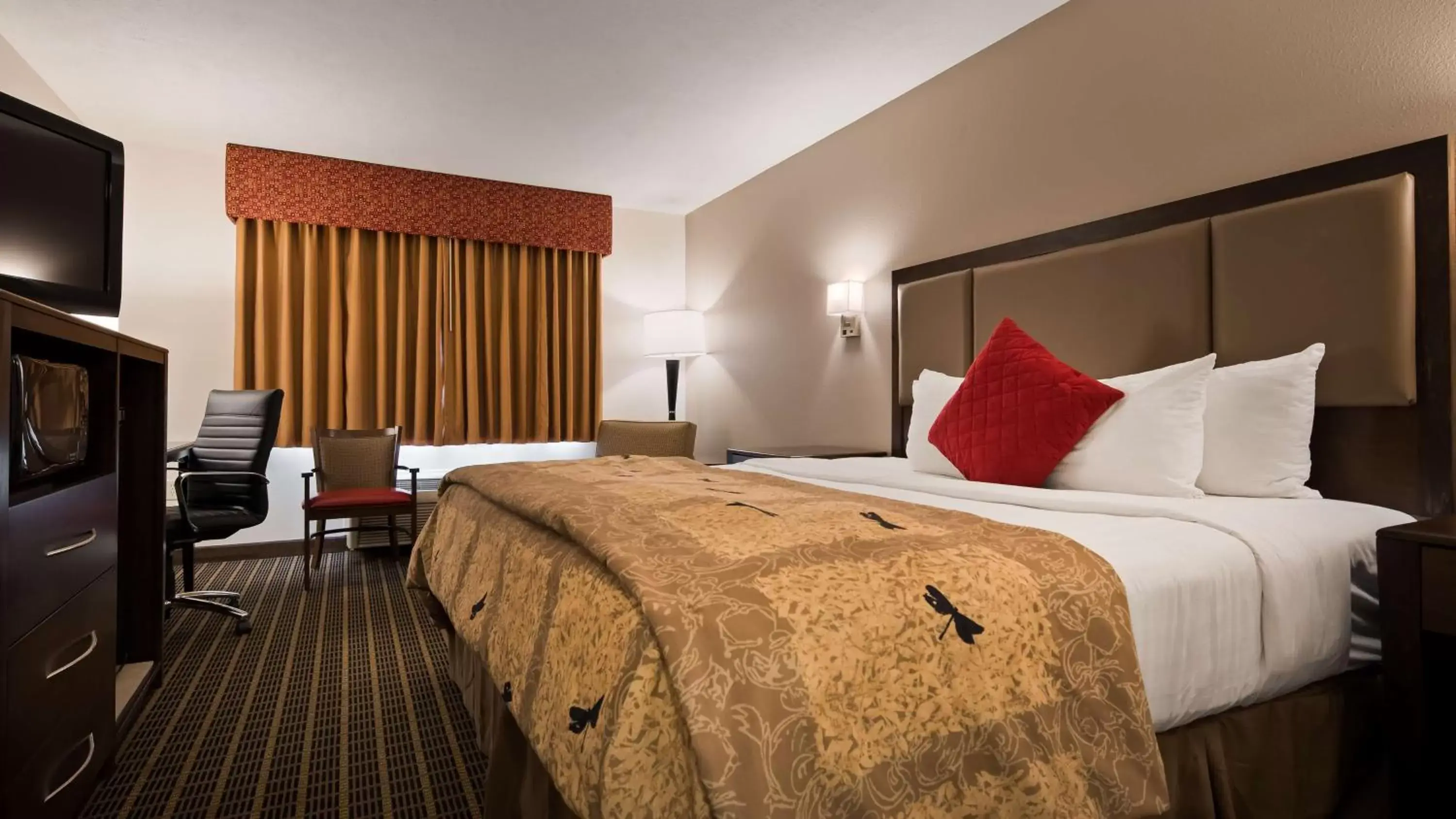 Photo of the whole room, Bed in Best Western Plus Eagleridge Inn & Suites