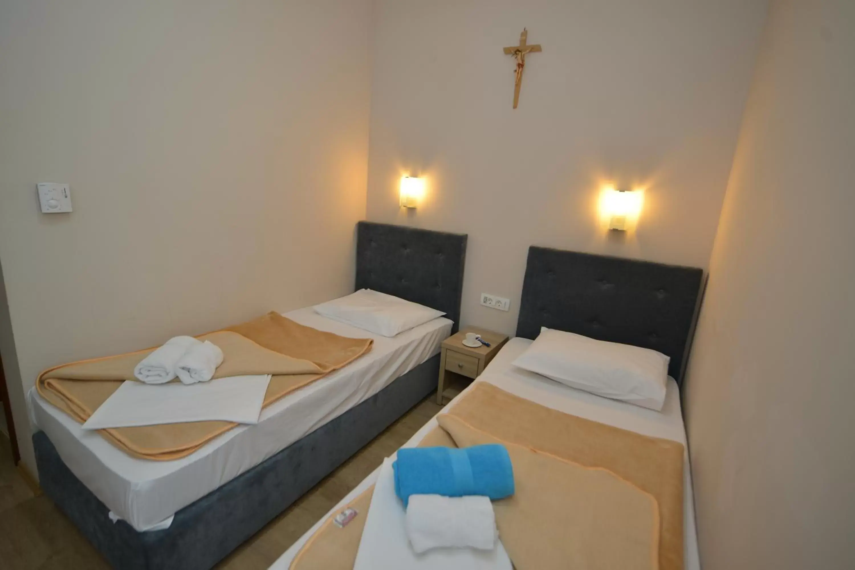 Twin Room with Private Bathroom in Hotel Rosabel Twin Room with Private Bathroom in Hotel Rosabel