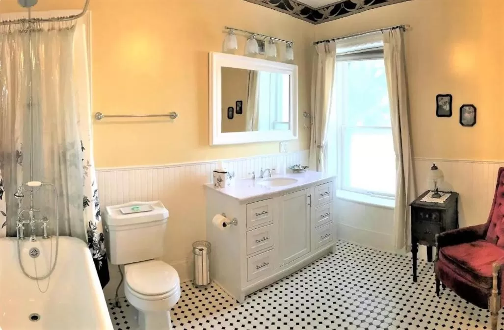 Shower in Heber Senator Bed and Breakfast