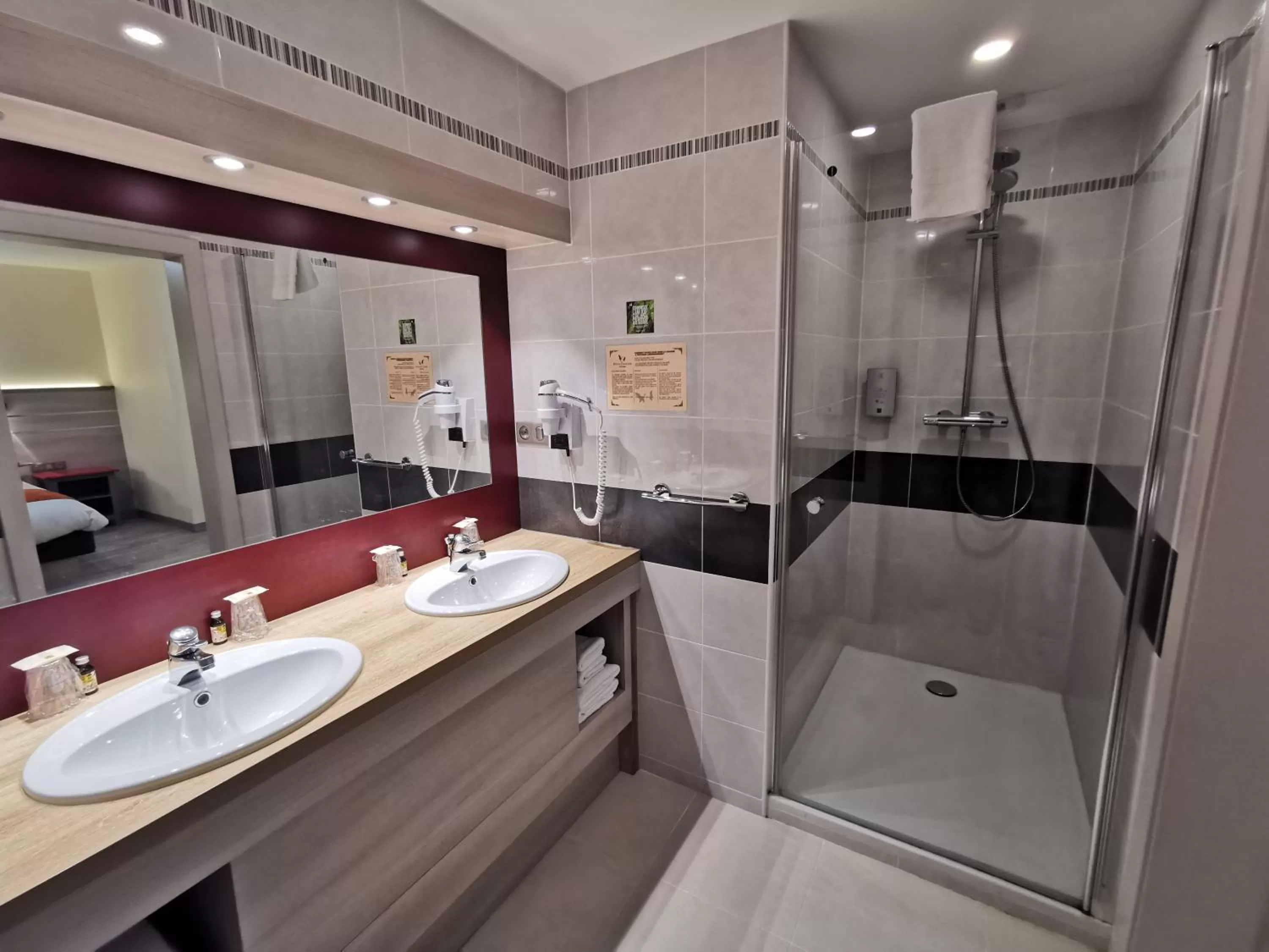 Bathroom in Hotel Restaurant Au Parc des Cigognes