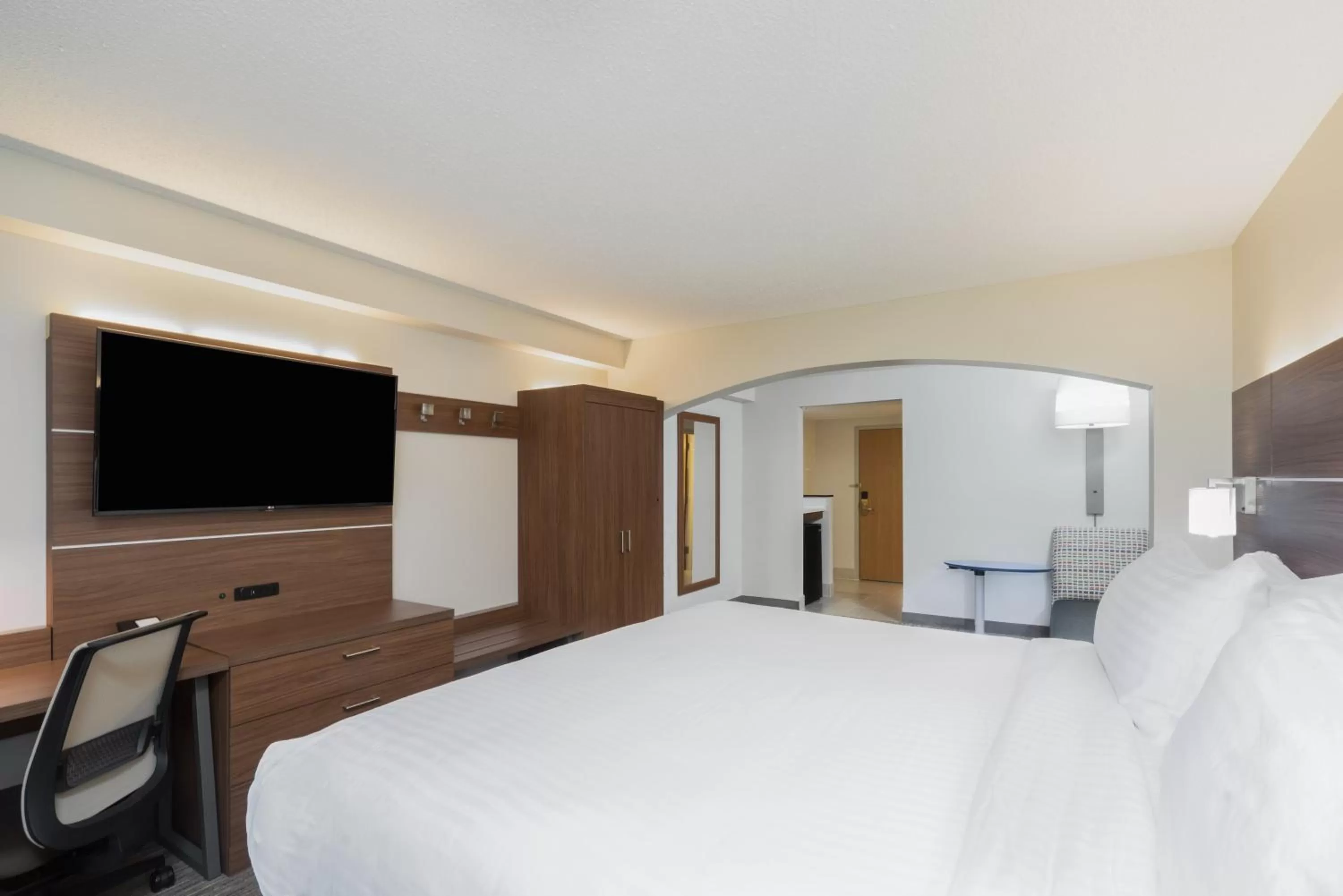 Photo of the whole room, Bed in Holiday Inn Express Hotel & Suites Louisville East by IHG