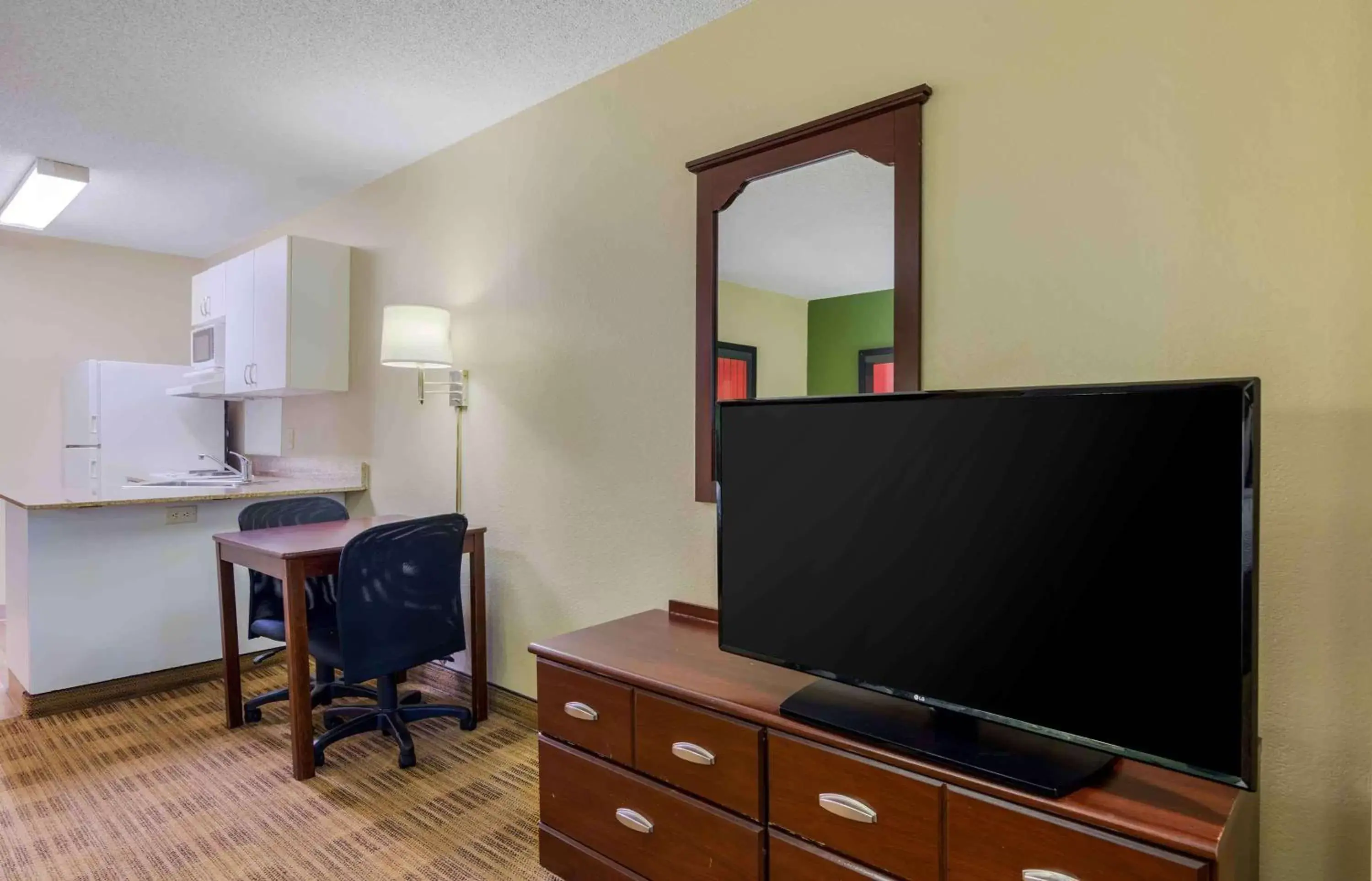 Bedroom, TV/Entertainment Center in Extended Stay America Suites - Atlanta - Alpharetta - Rock Mill Rd