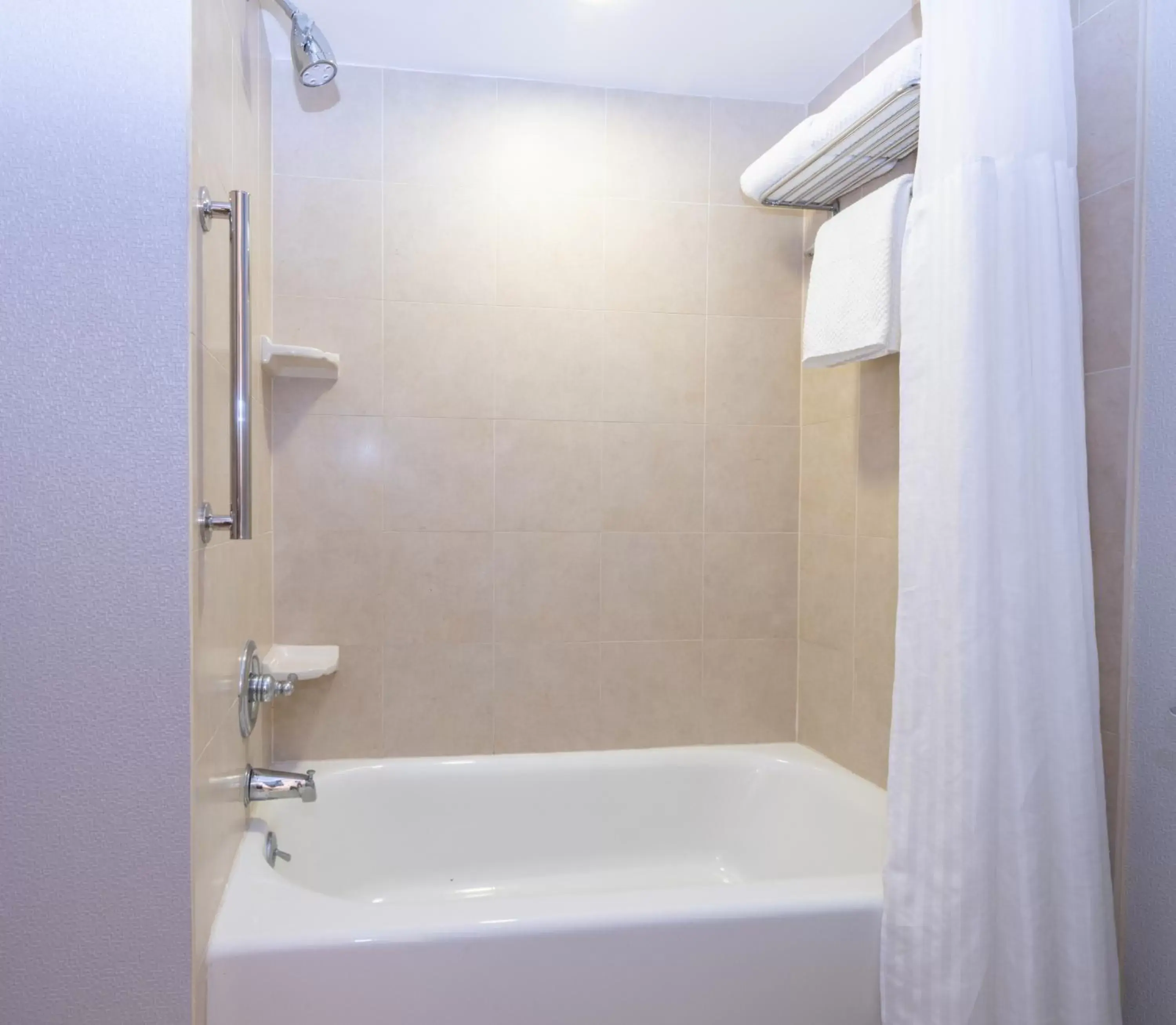 Bath, Bathroom in DoubleTree by Hilton Newark Penn Station, NJ