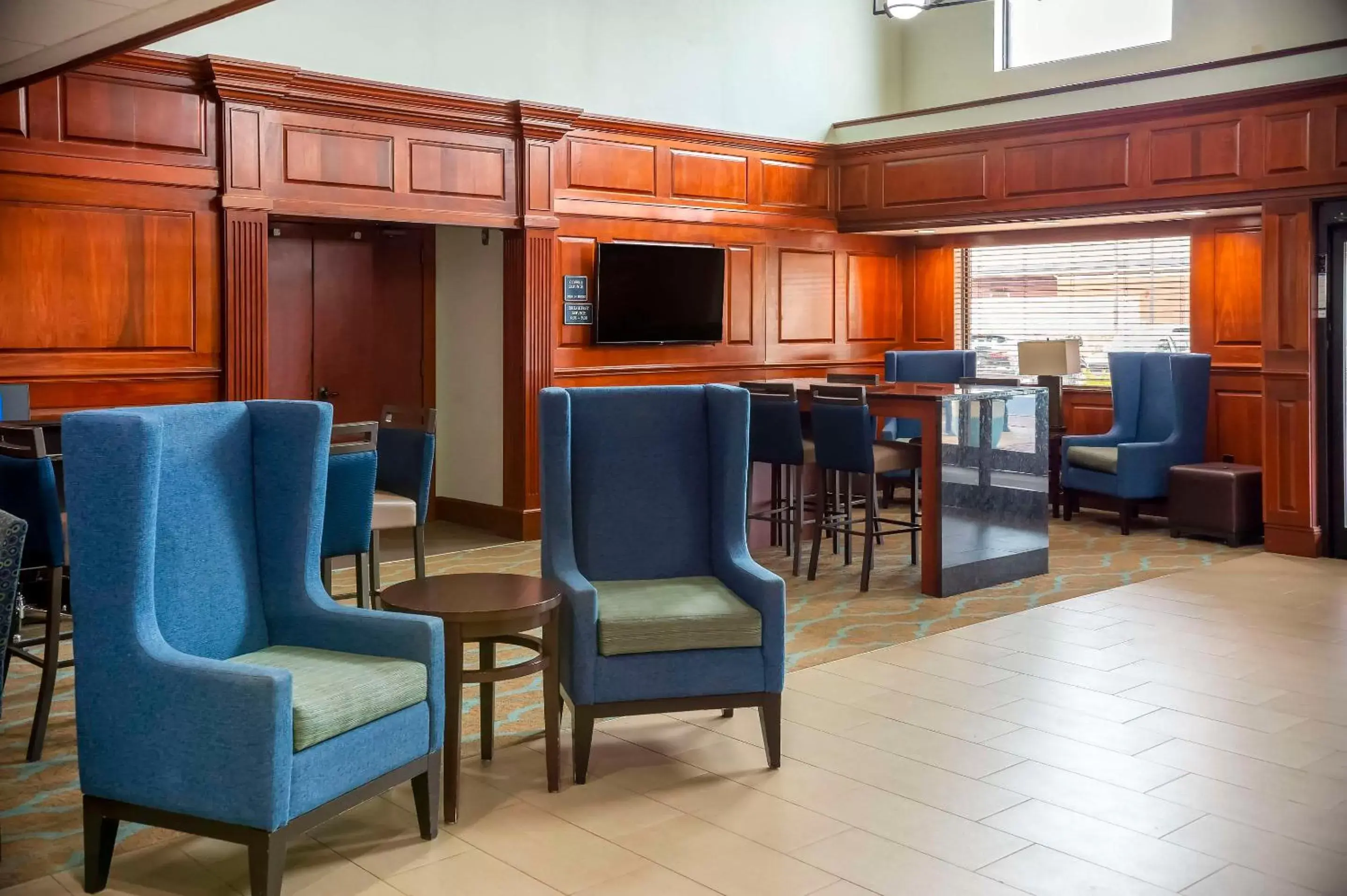 Lobby or reception in Comfort Suites Outlet Center