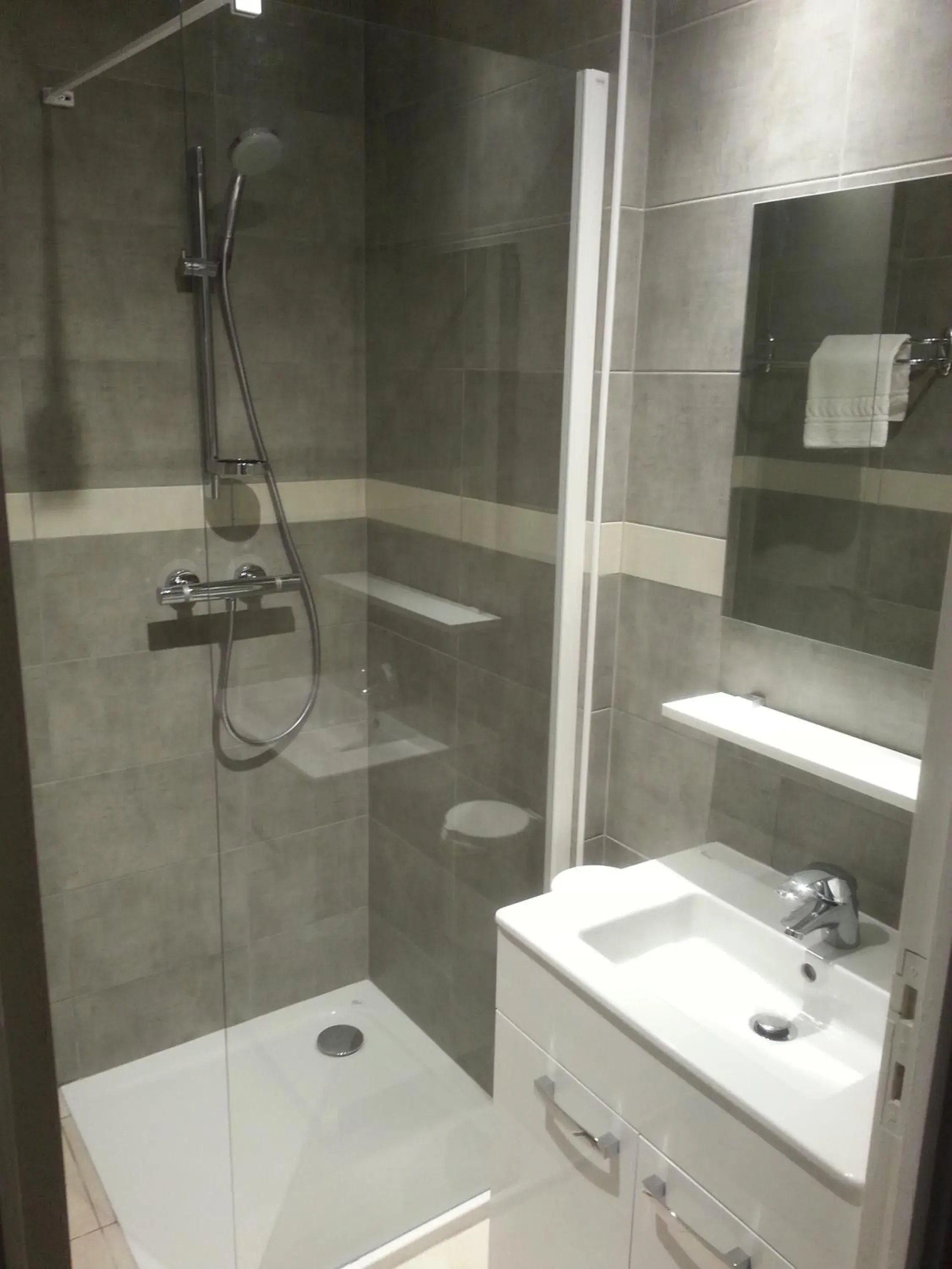 Shower, Bathroom in Hôtel-Restaurant Le Blueberry
