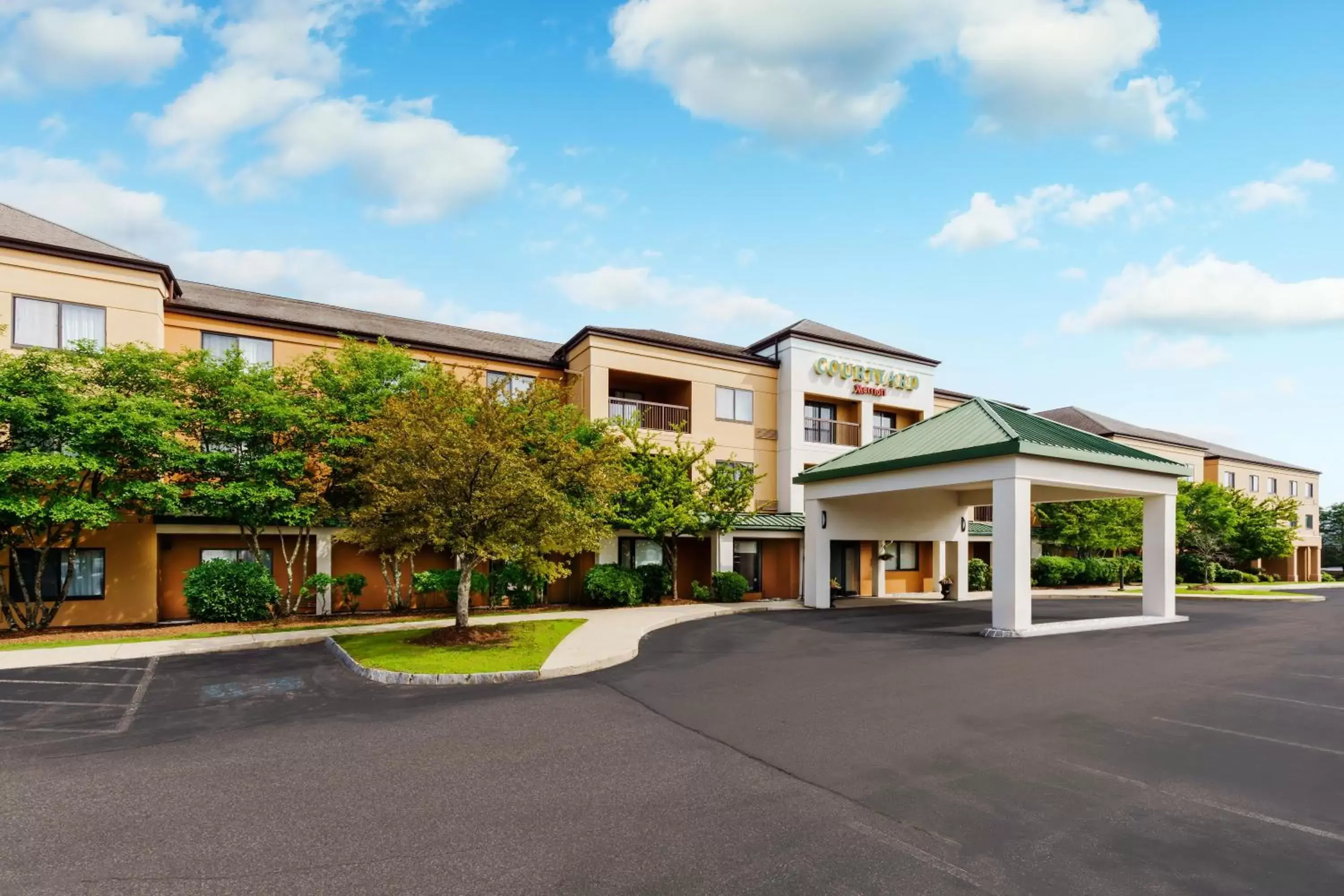 Property Building in Courtyard Manchester-Boston Regional Airport