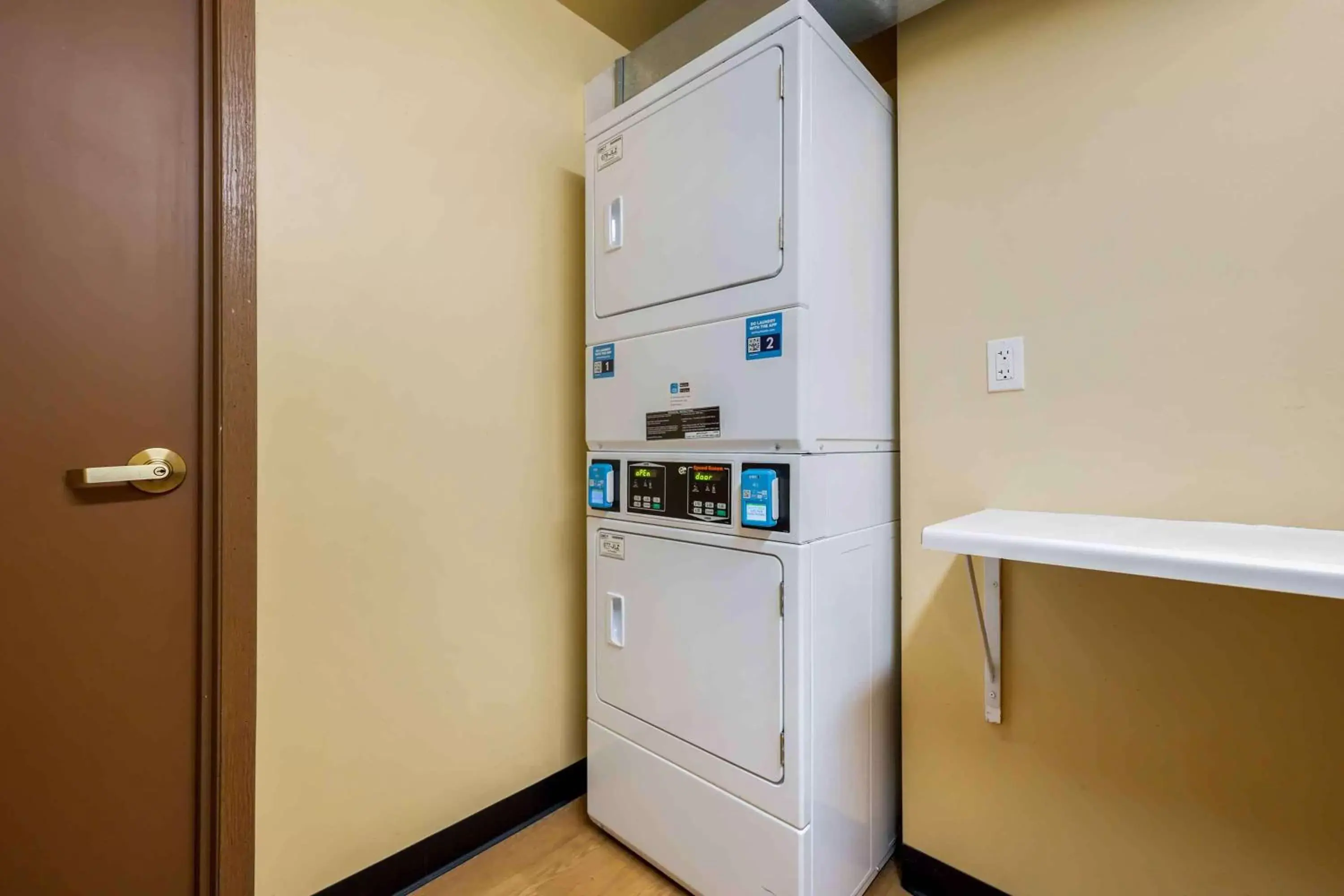 Property building in Extended Stay America Suites - Chicago - Elgin - West Dundee Property building in Extended Stay America Suites - Chicago - Elgin - West Dundee