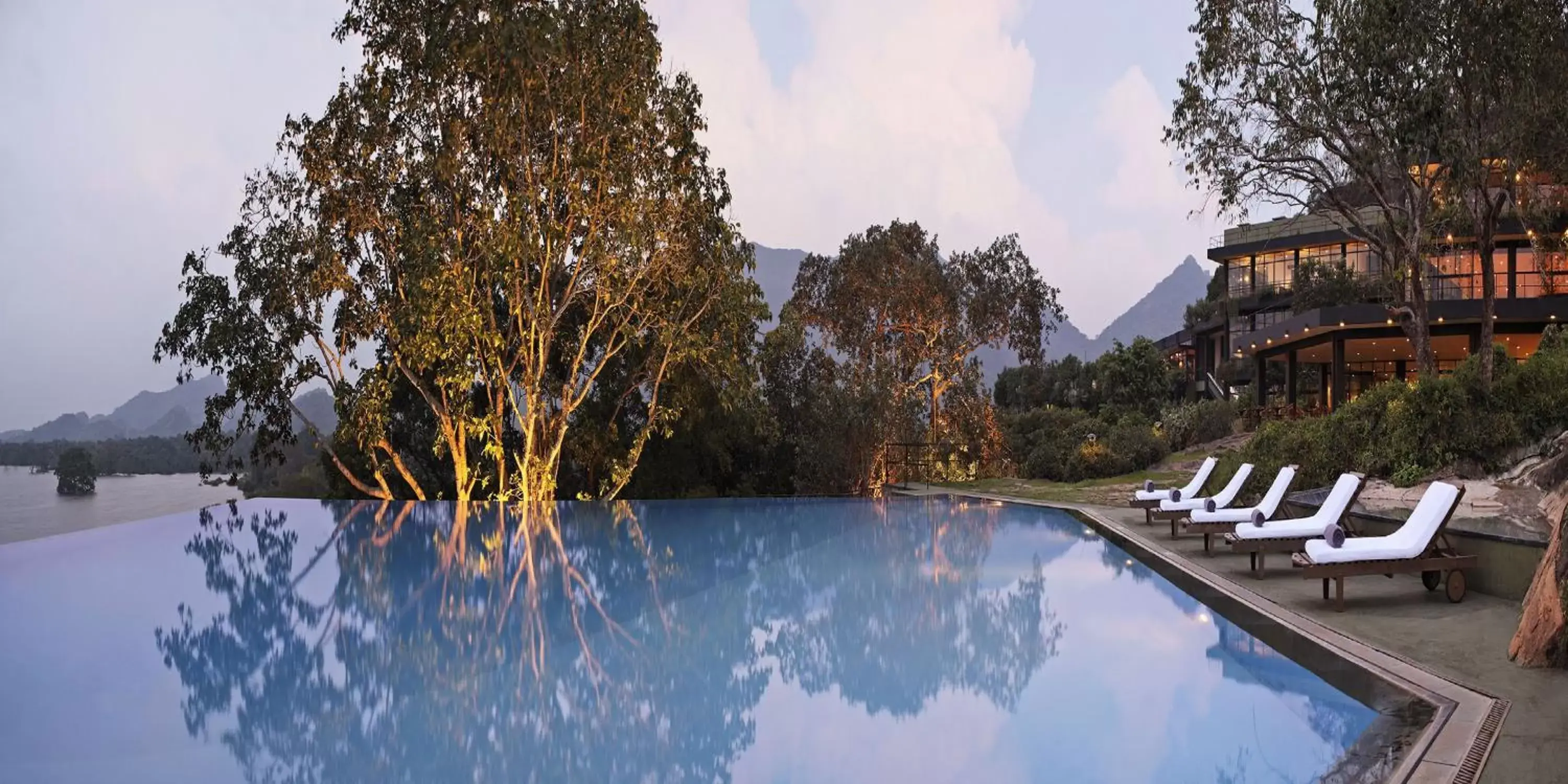 Swimming pool in Heritance Kandalama Swimming pool in Heritance Kandalama