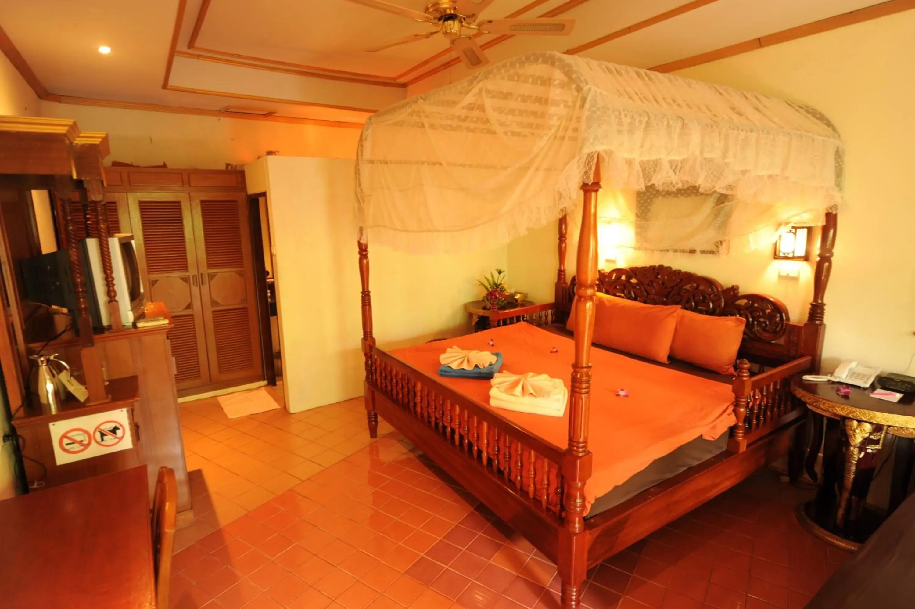 Photo of the whole room, Bed in Chaweng Resort