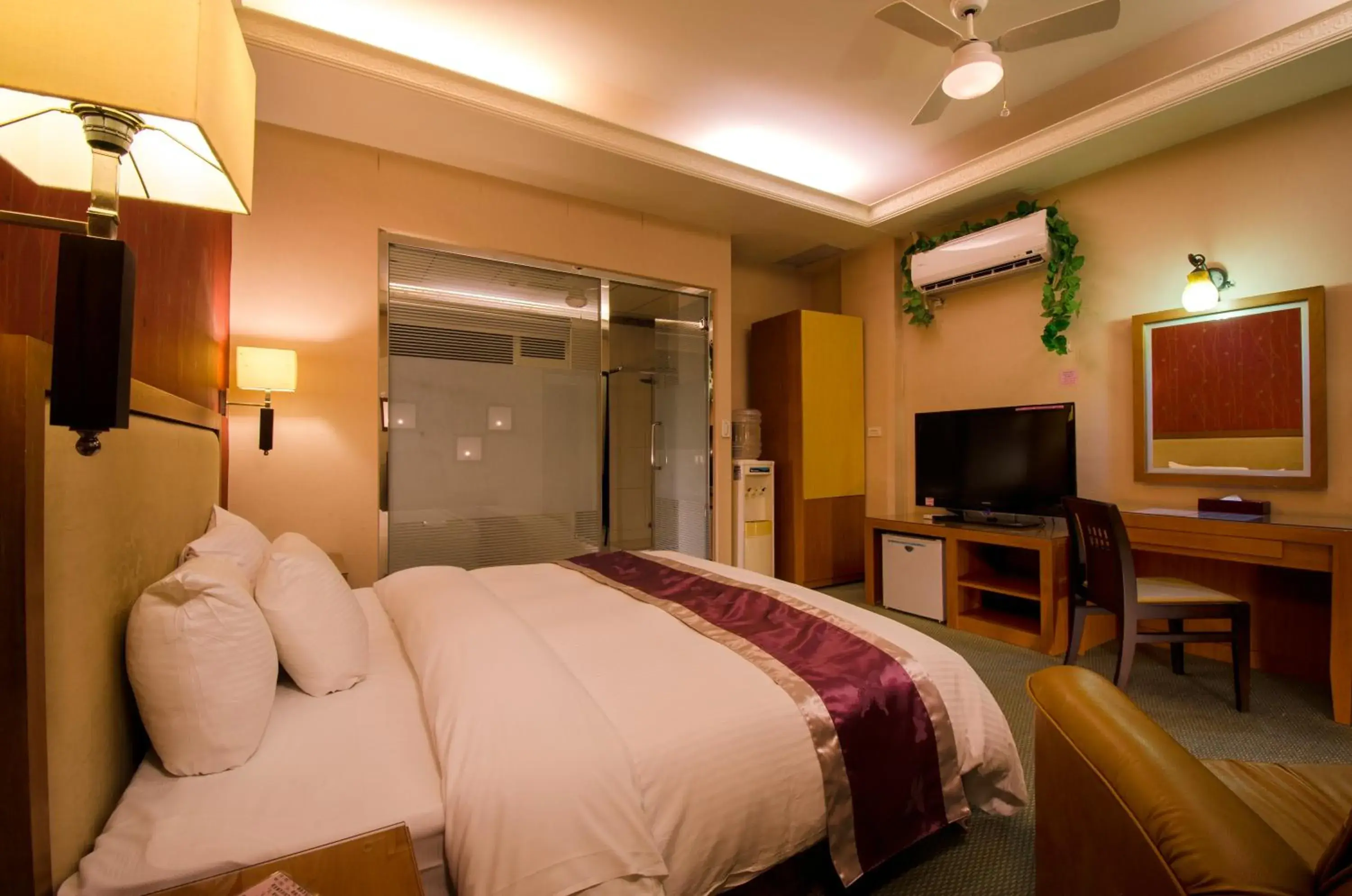 Bedroom, TV/Entertainment Center in wogo hotel