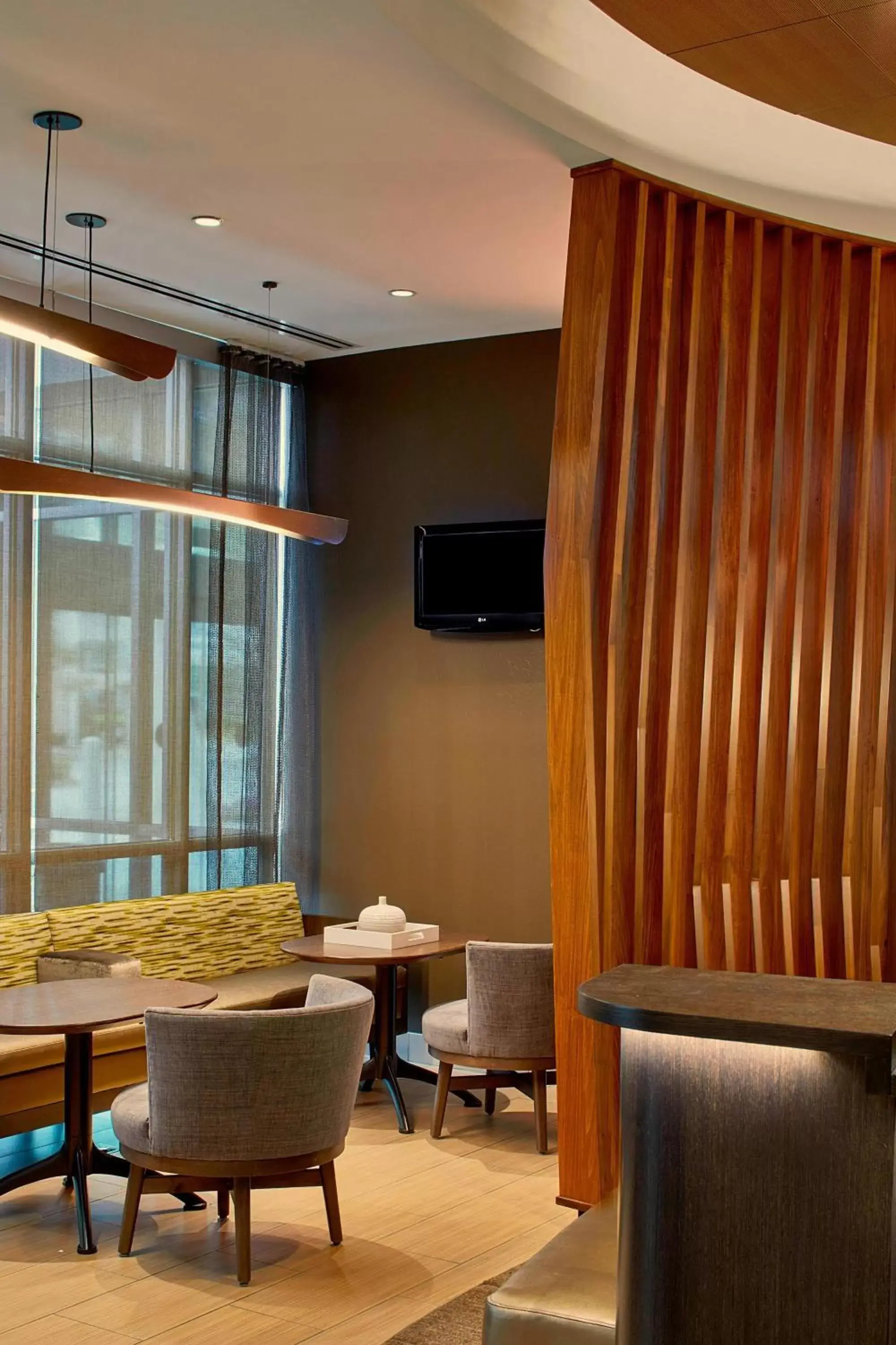 Lobby or reception, TV/Entertainment Center in SpringHill Suites by Marriott Atlanta Airport Gateway