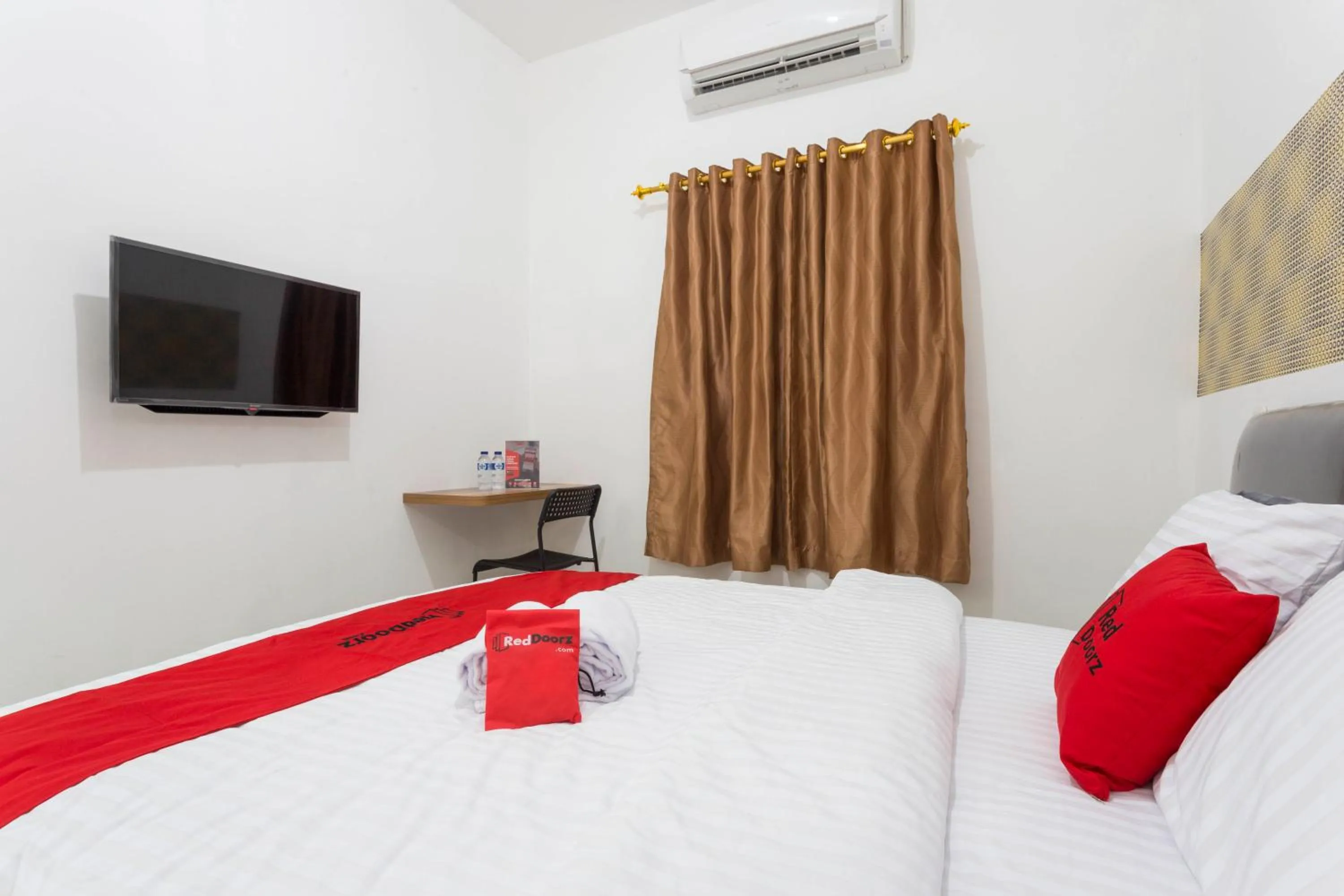 Bedroom, Bed in RedDoorz Plus @ Boulevard Residence BSD