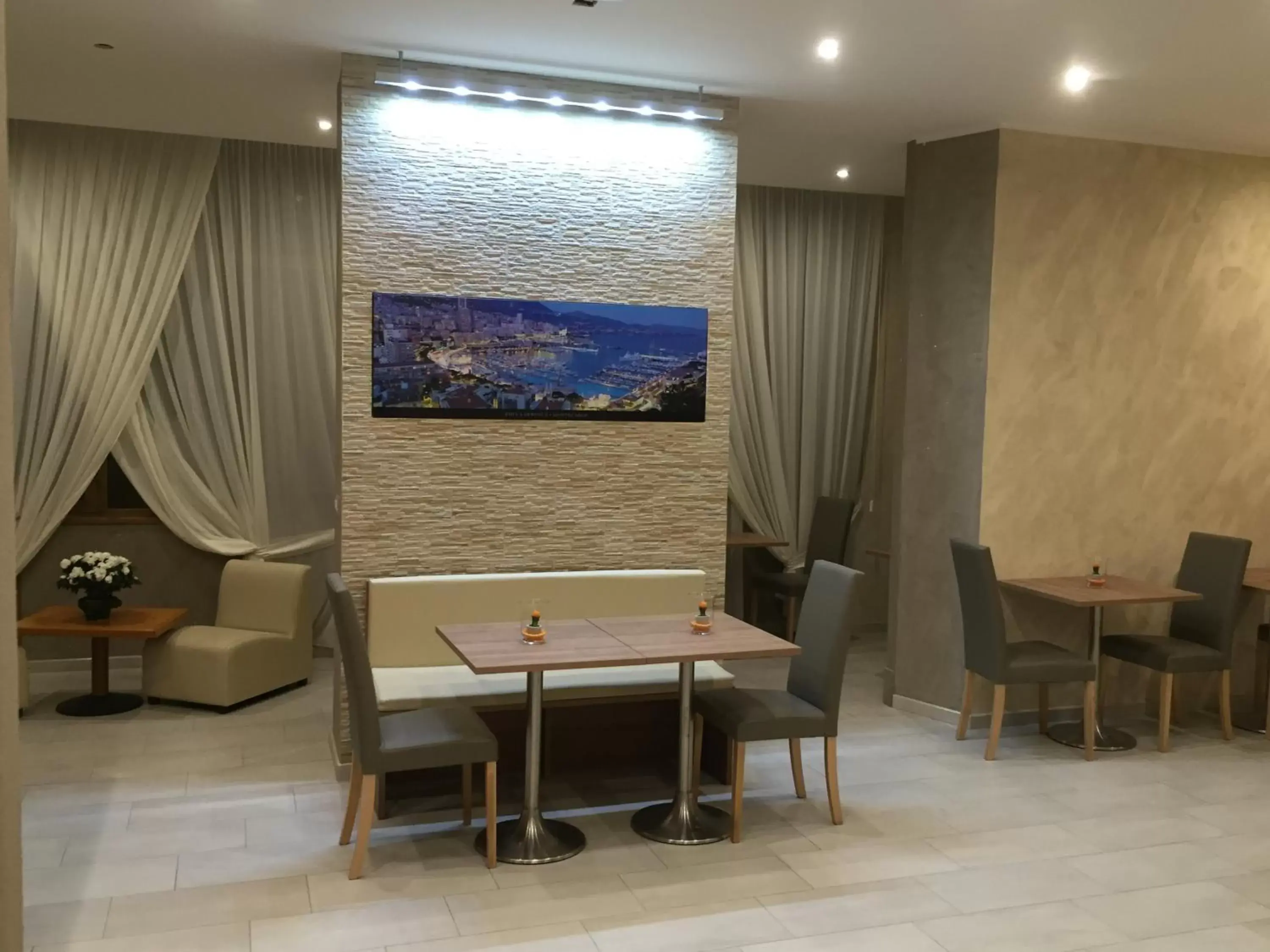 Restaurant/places to eat in Hotel Montecarlo Restaurant/places to eat in Hotel Montecarlo