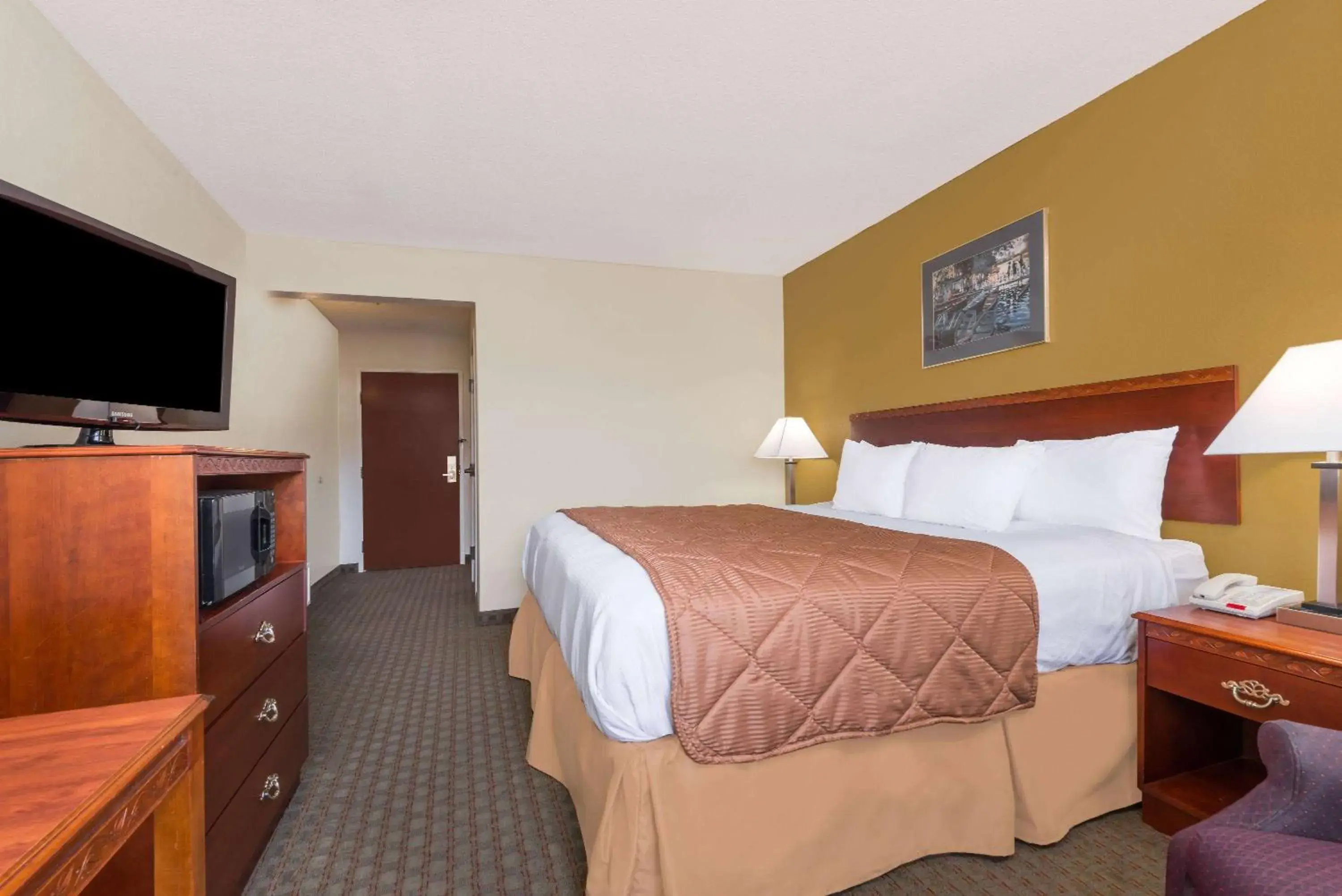 Photo of the whole room, Bed in Days Inn by Wyndham Norton