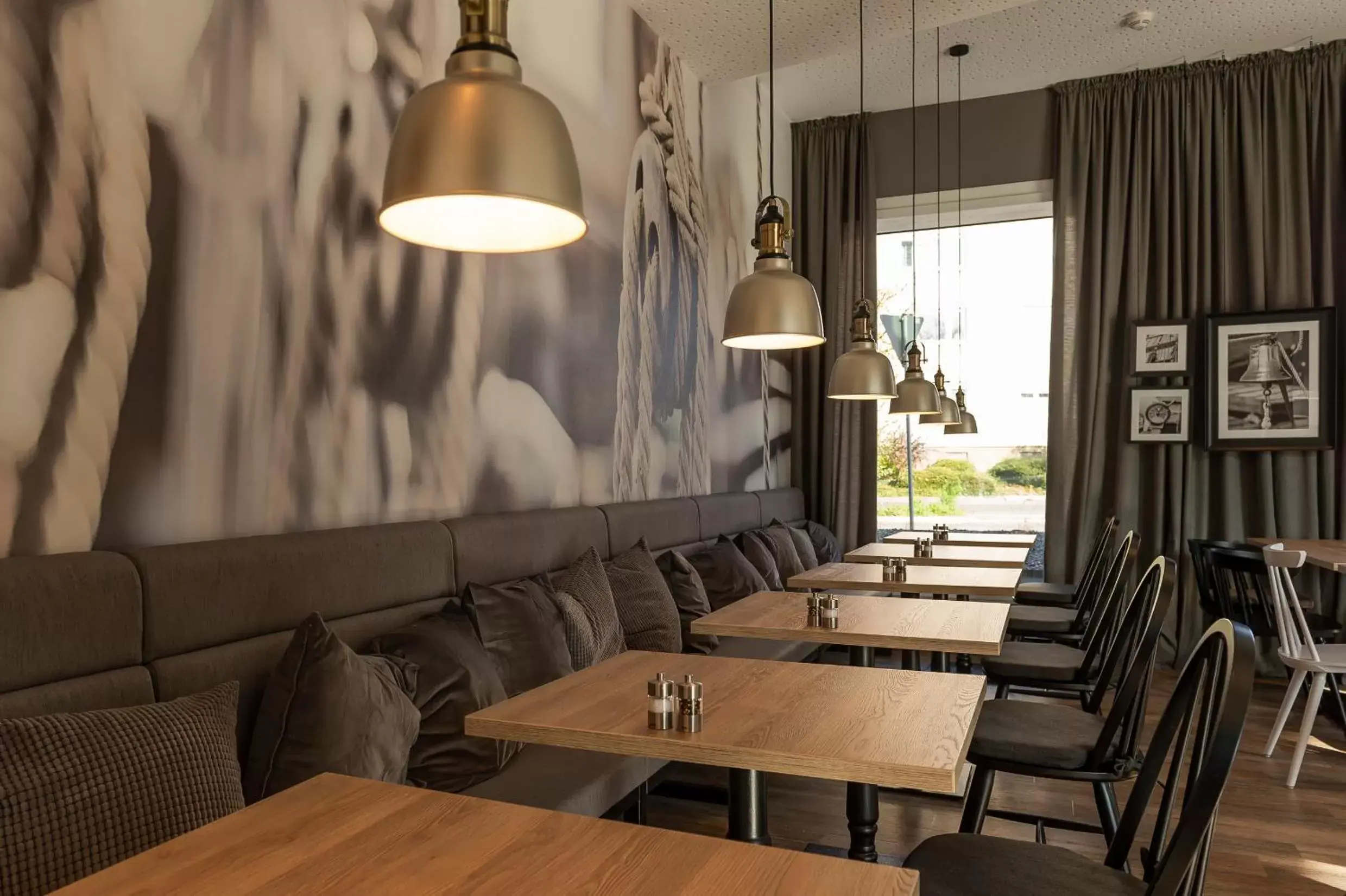 Restaurant/places to eat, Seating Area in HARBR. hotel Konstanz
