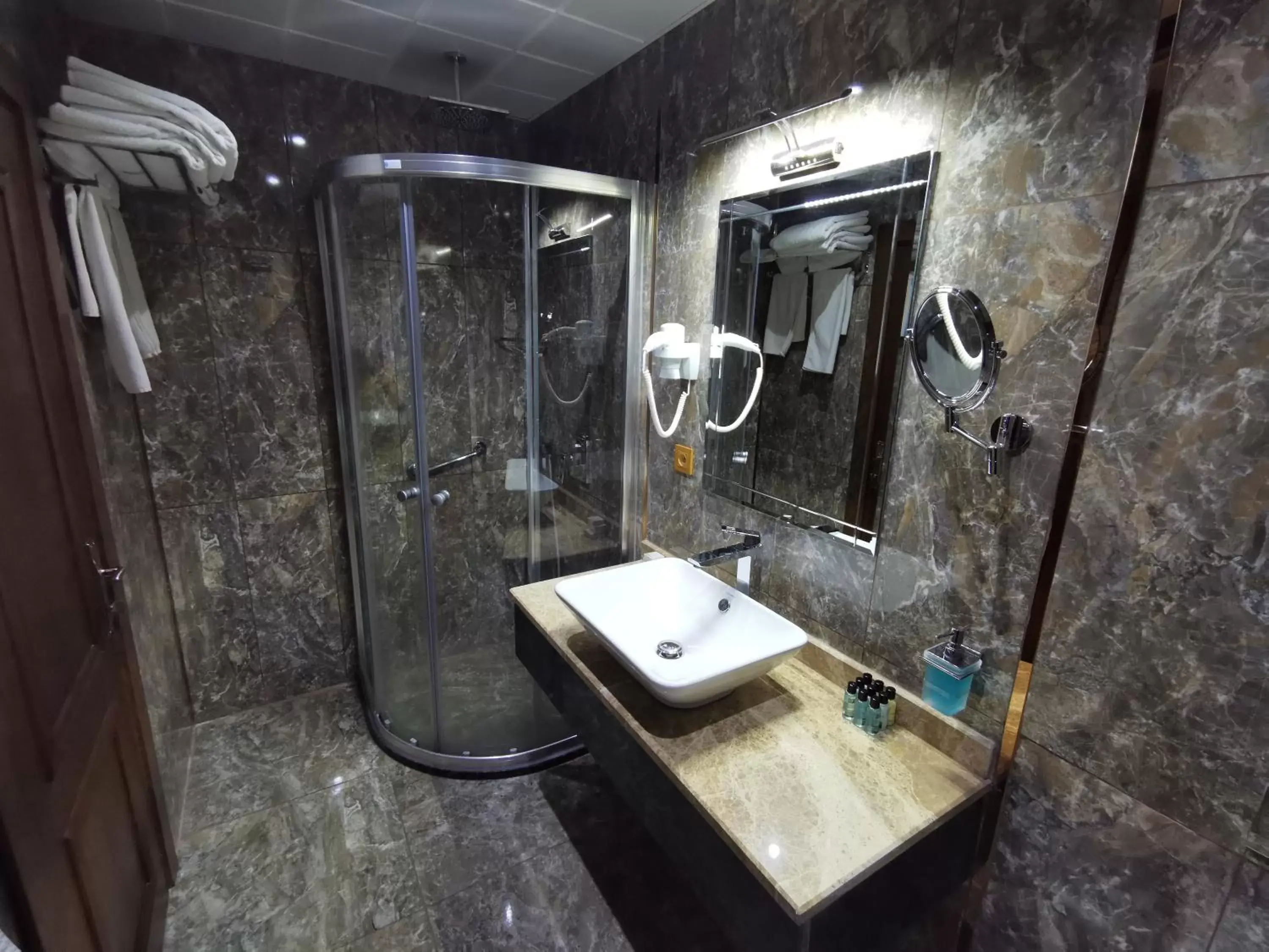 Bathroom in Perapolis Hotel