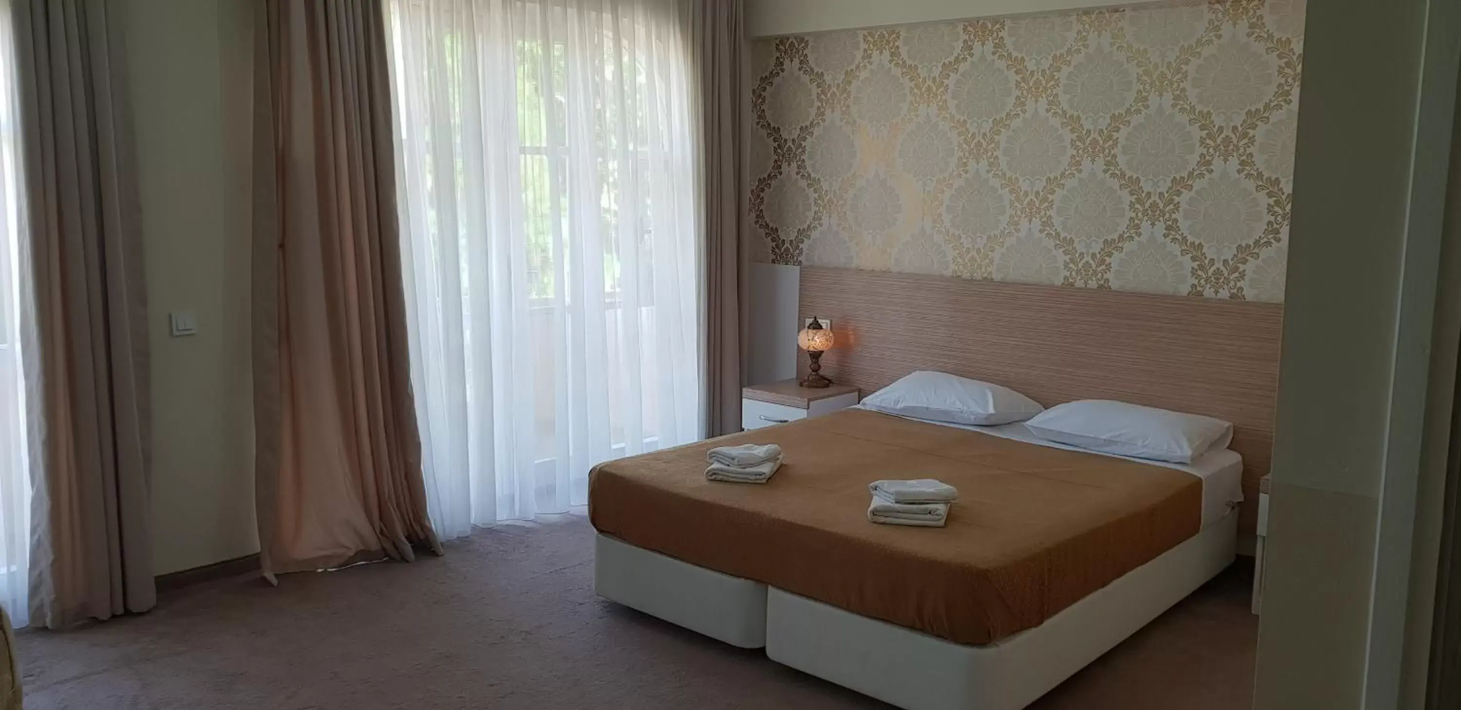 Large Double Room in Nicea Hotel