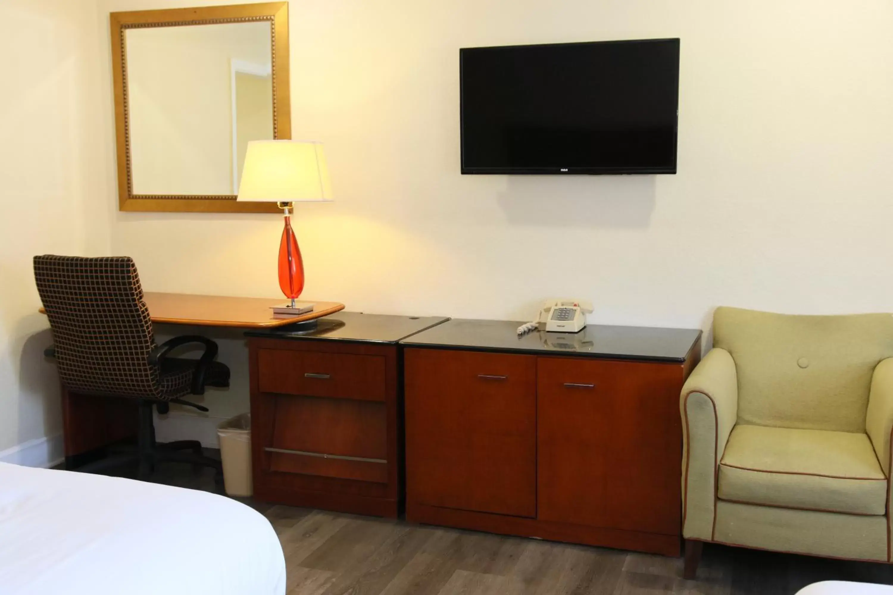 TV and multimedia, TV/Entertainment Center in Town and Country Inn