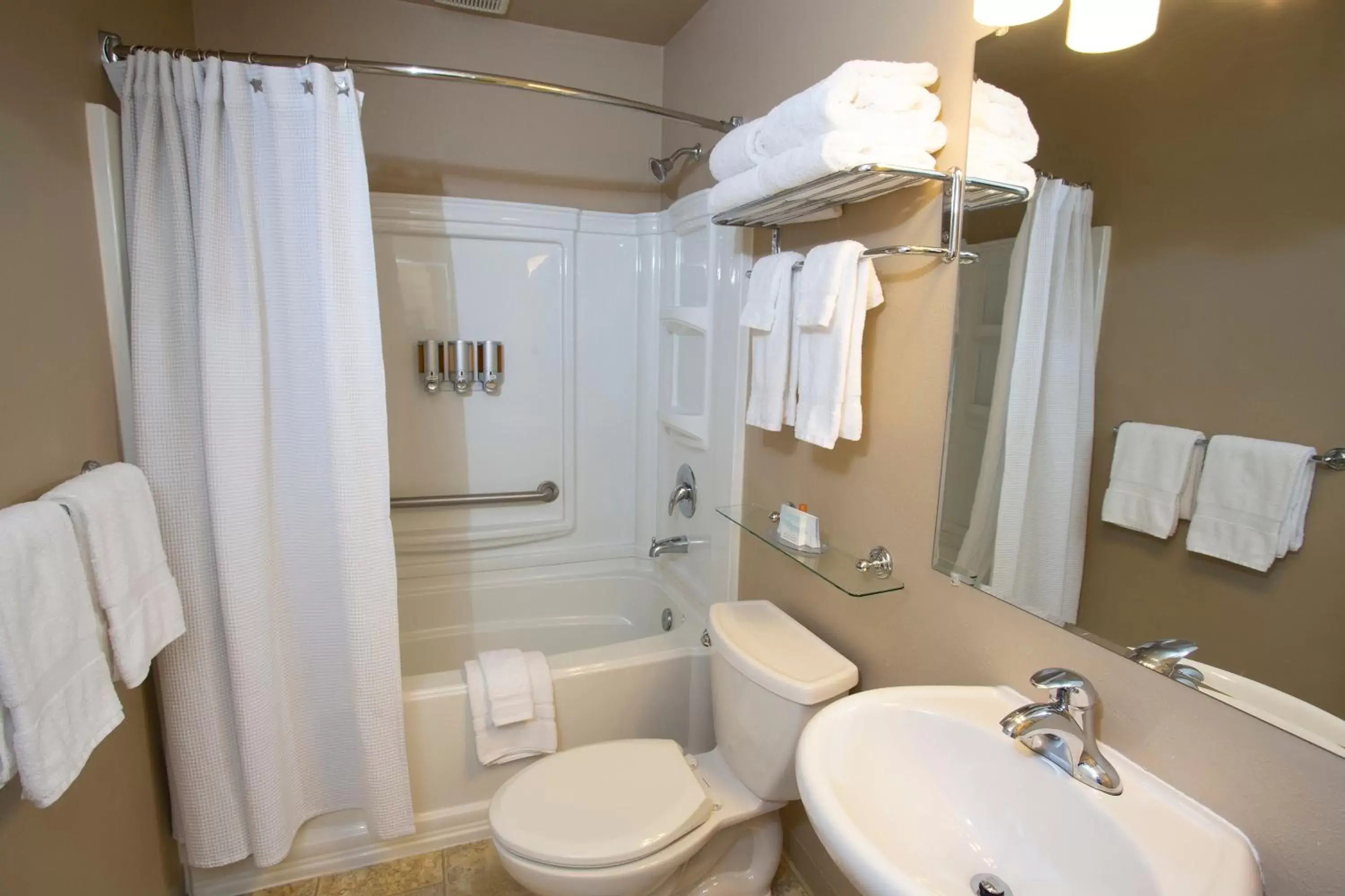 Bathroom in Lakeshore Inn