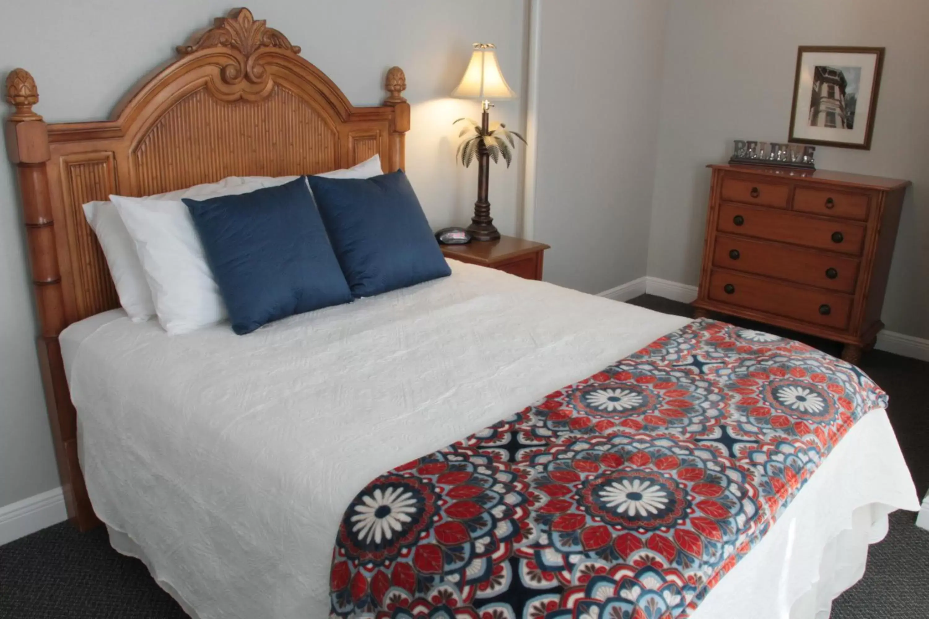 Bedroom, Bed in Crystal Bay Historic Hotel
