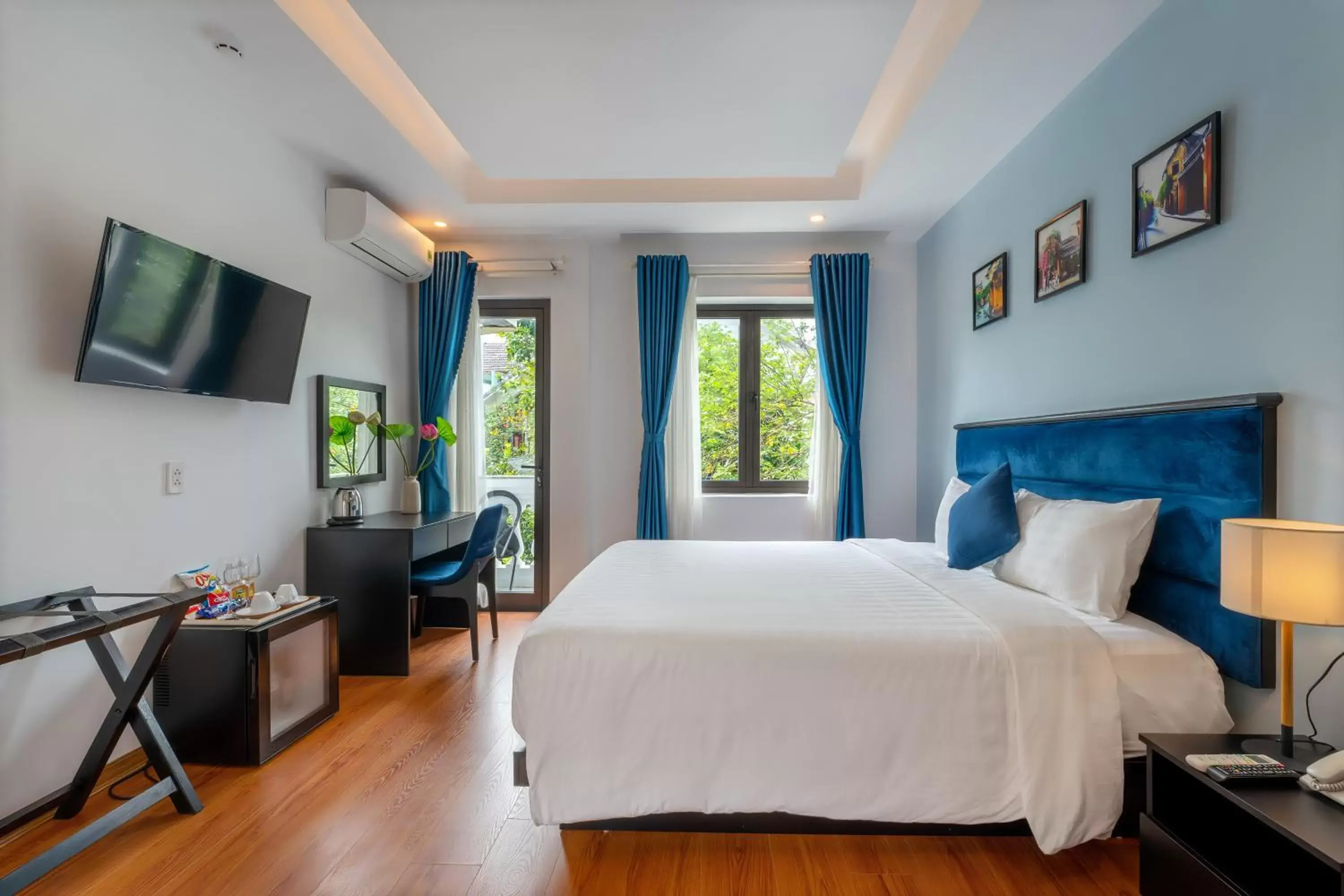 Deluxe Double or Twin Room with Balcony and City View in Royal Mansion Boutique Hoi An Deluxe Double or Twin Room with Balcony and City View in Royal Mansion Boutique Hoi An
