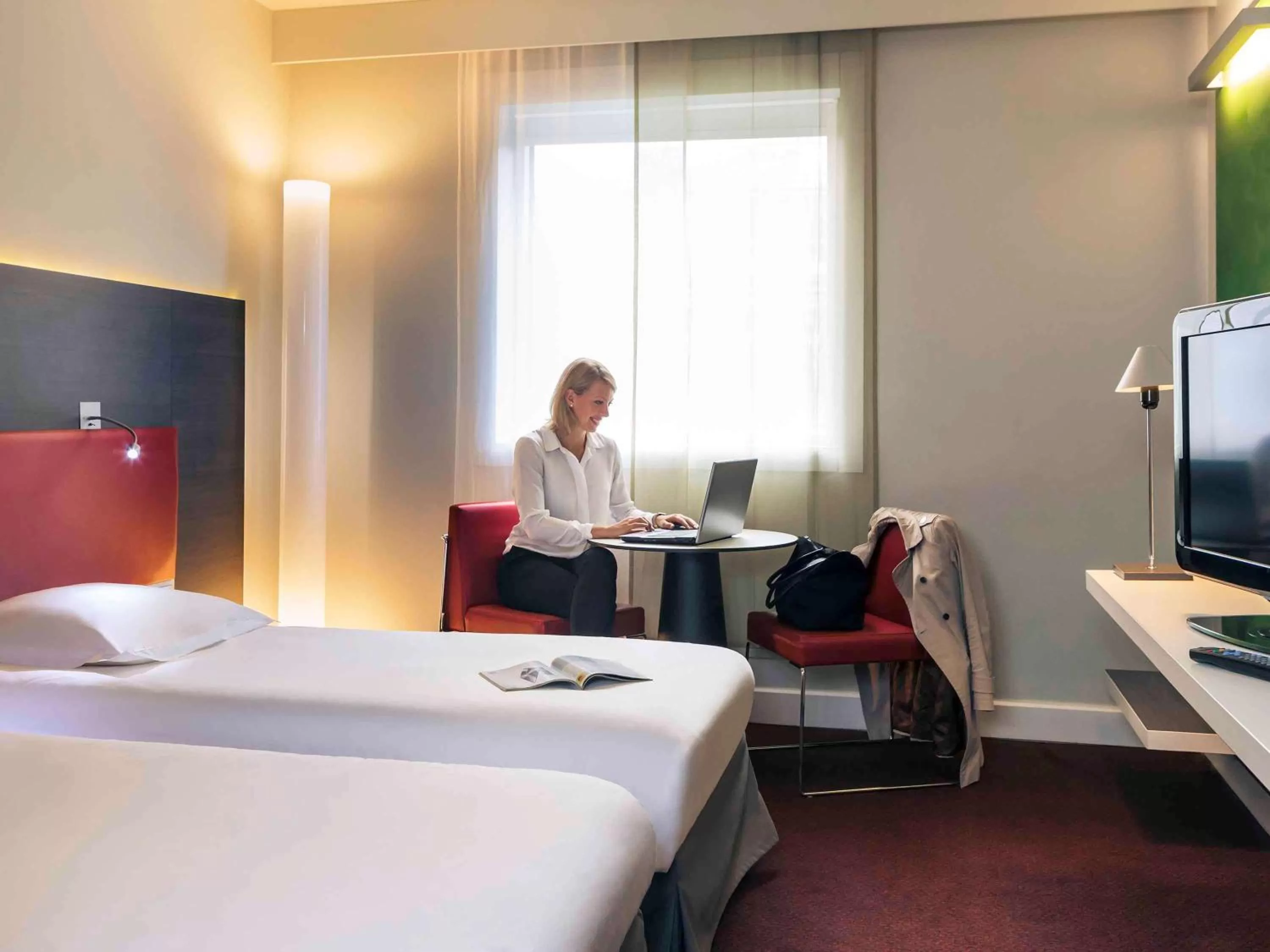 Photo of the whole room, Bed in Mercure Paris la Défense Grande Arche