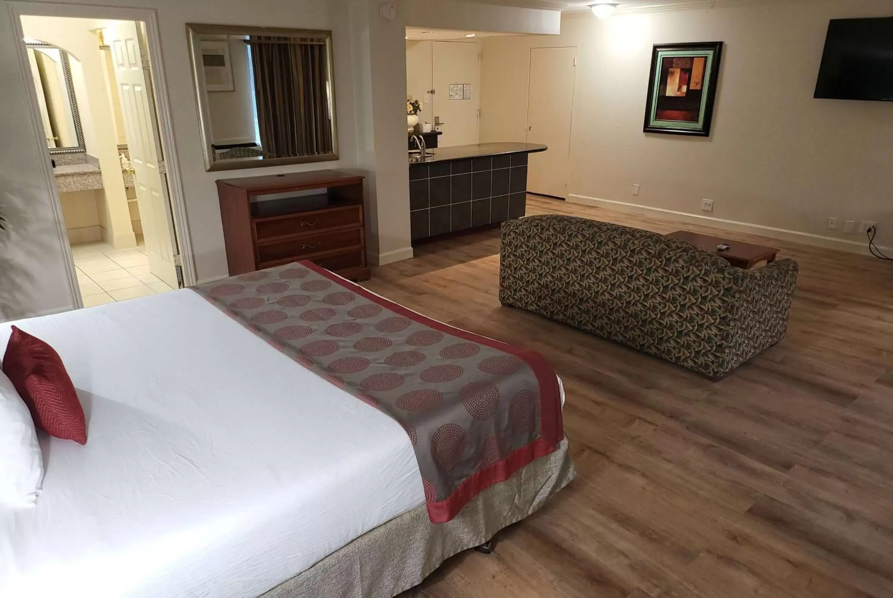 Photo of the whole room, Bed in Ramada by Wyndham Houston Intercontinental Airport East