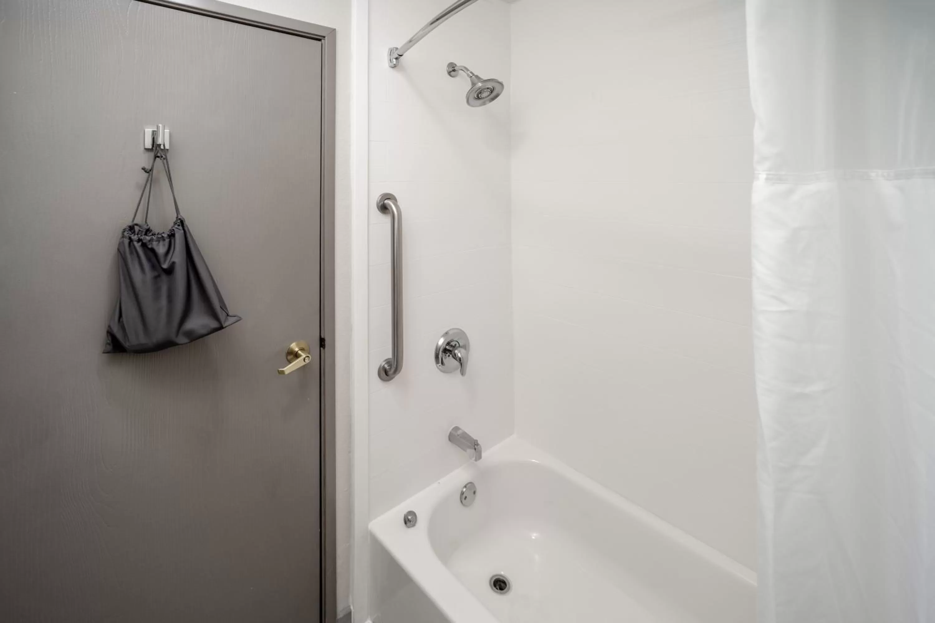 Bath in Holiday Inn Express - Charleston/Kanawha City by IHG