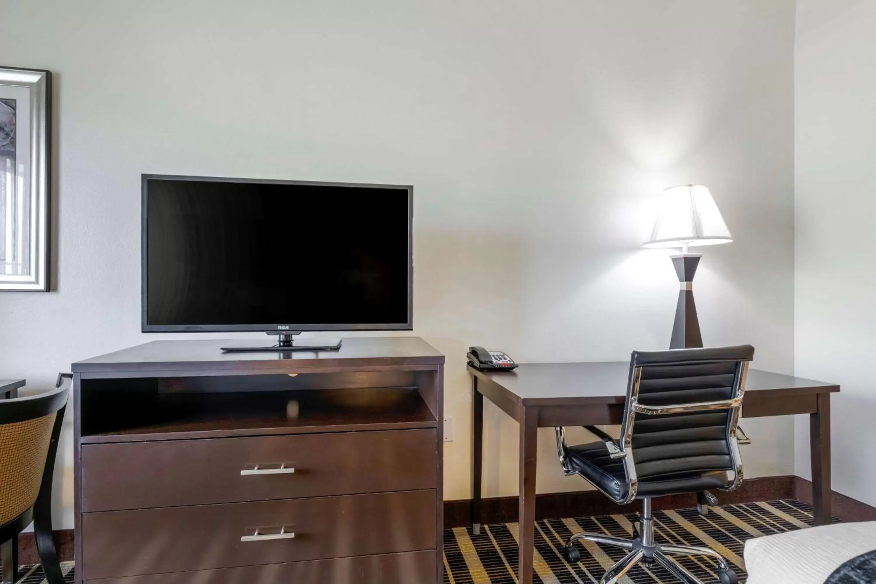 Bedroom, TV/Entertainment Center in Best Western PLUS Rockwall Inn & Suites