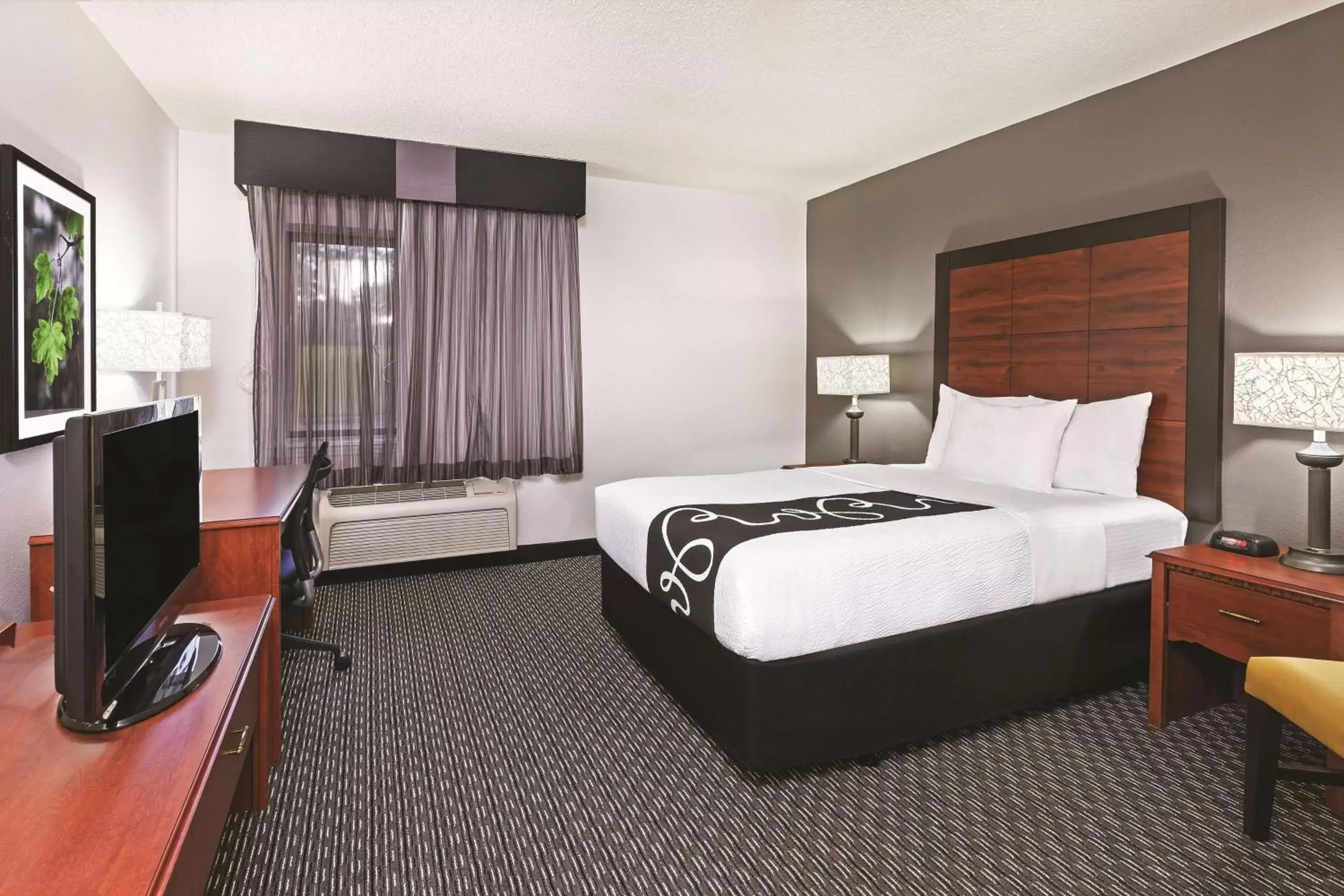 Photo of the whole room, Bed in La Quinta by Wyndham N Little Rock - McCain Mall