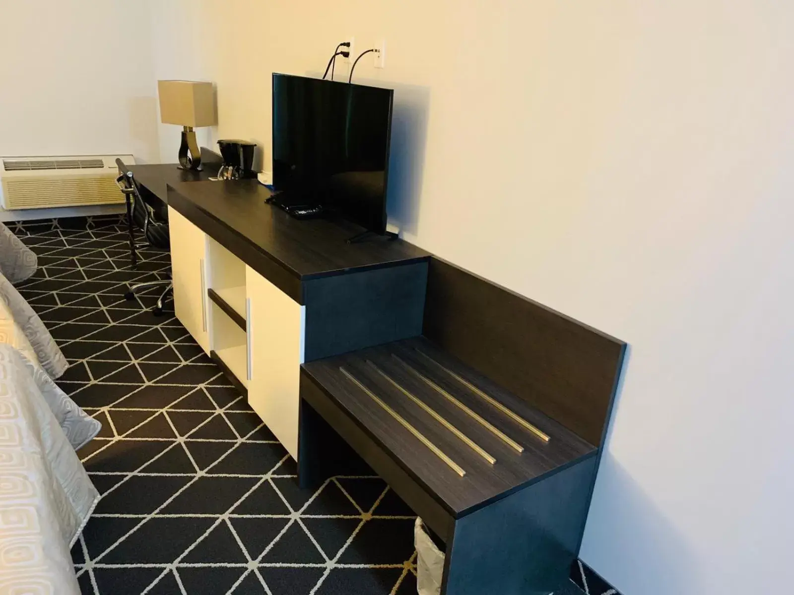 TV and multimedia, TV/Entertainment Center in King Hotel