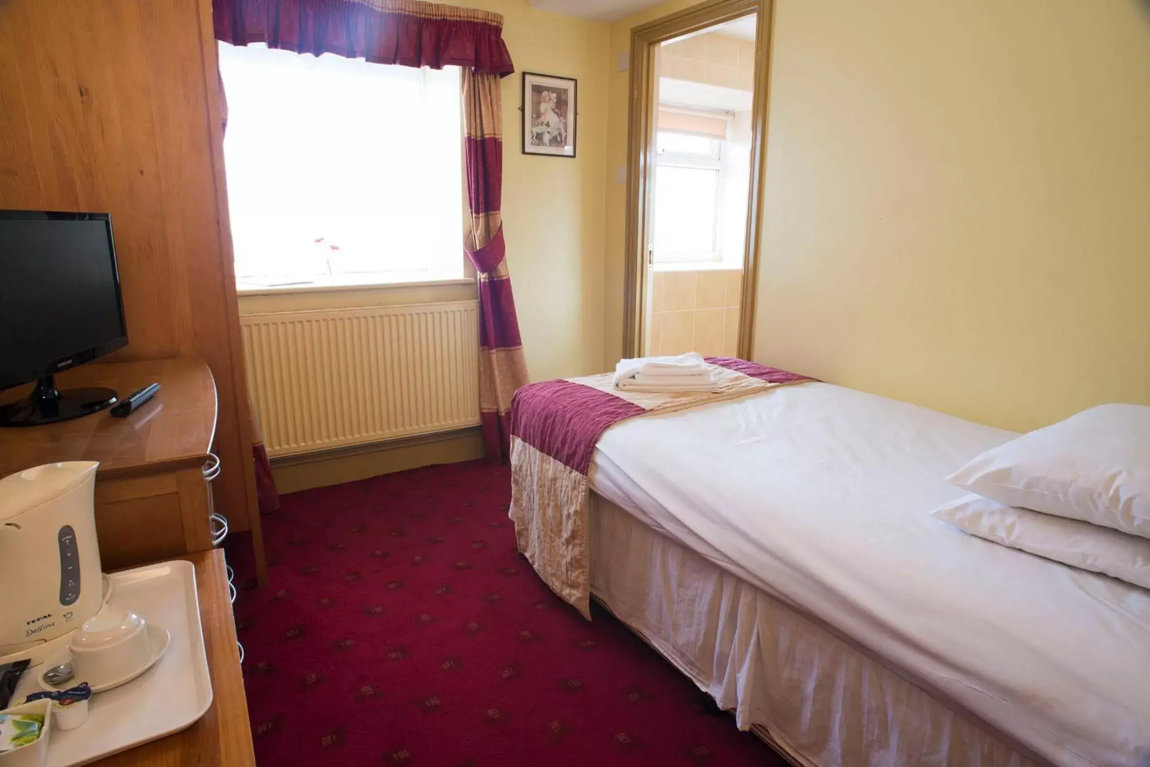 Bedroom, Bed in The Highwayman Inn