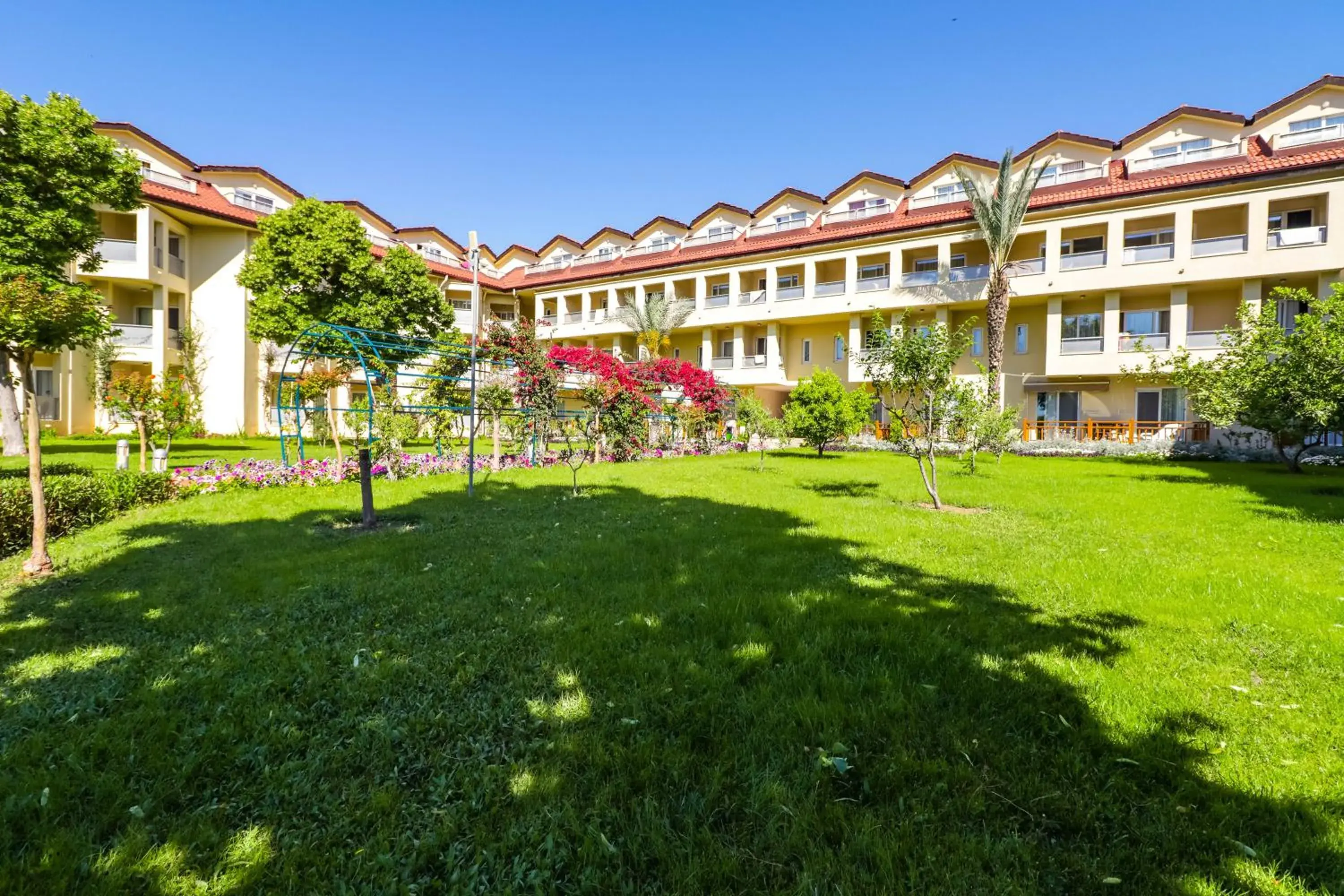 Garden, Property Building in Queen's Park Le Jardin