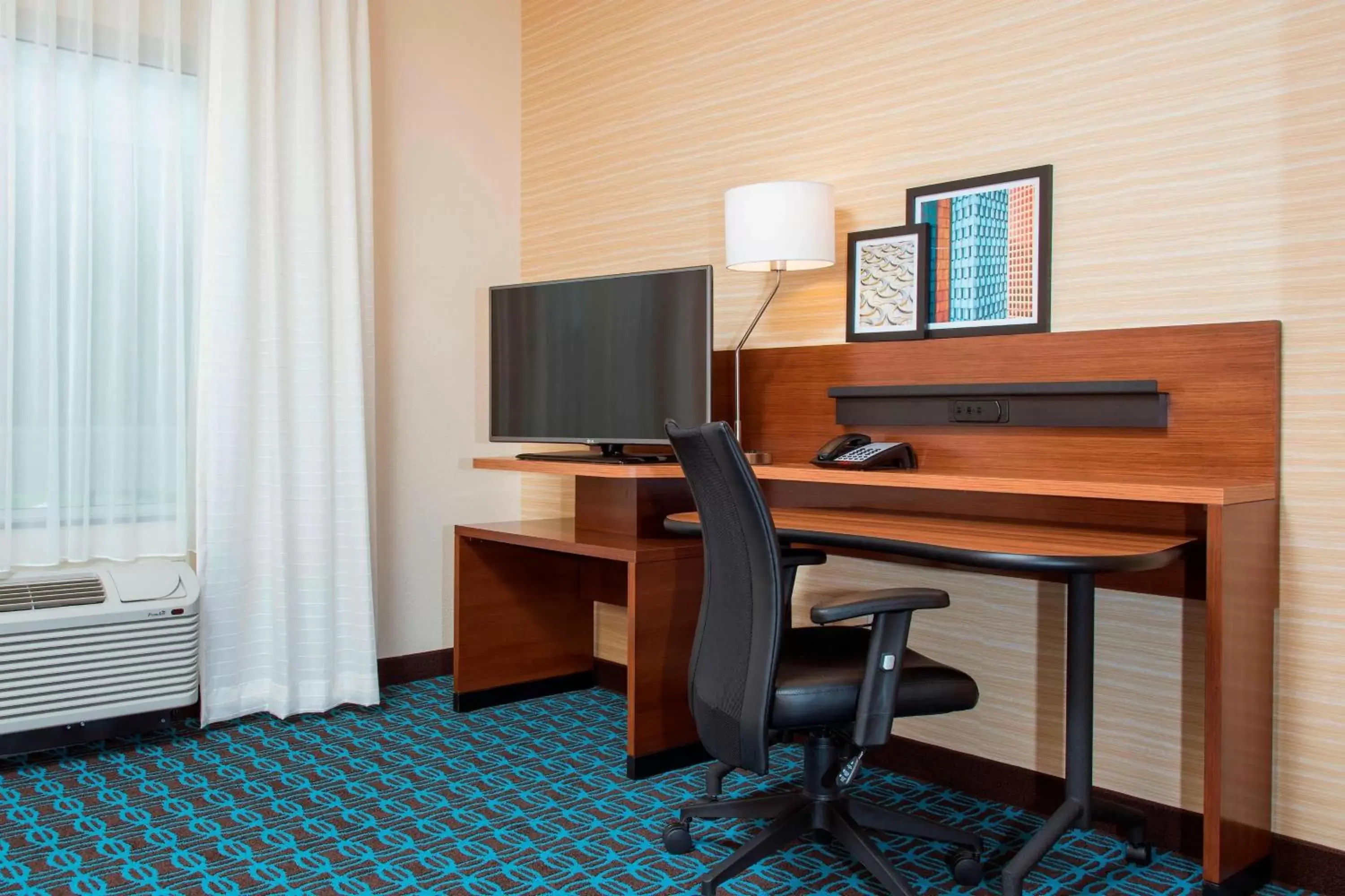 Bedroom, TV/Entertainment Center in Fairfield Inn & Suites by Marriott Fredericksburg