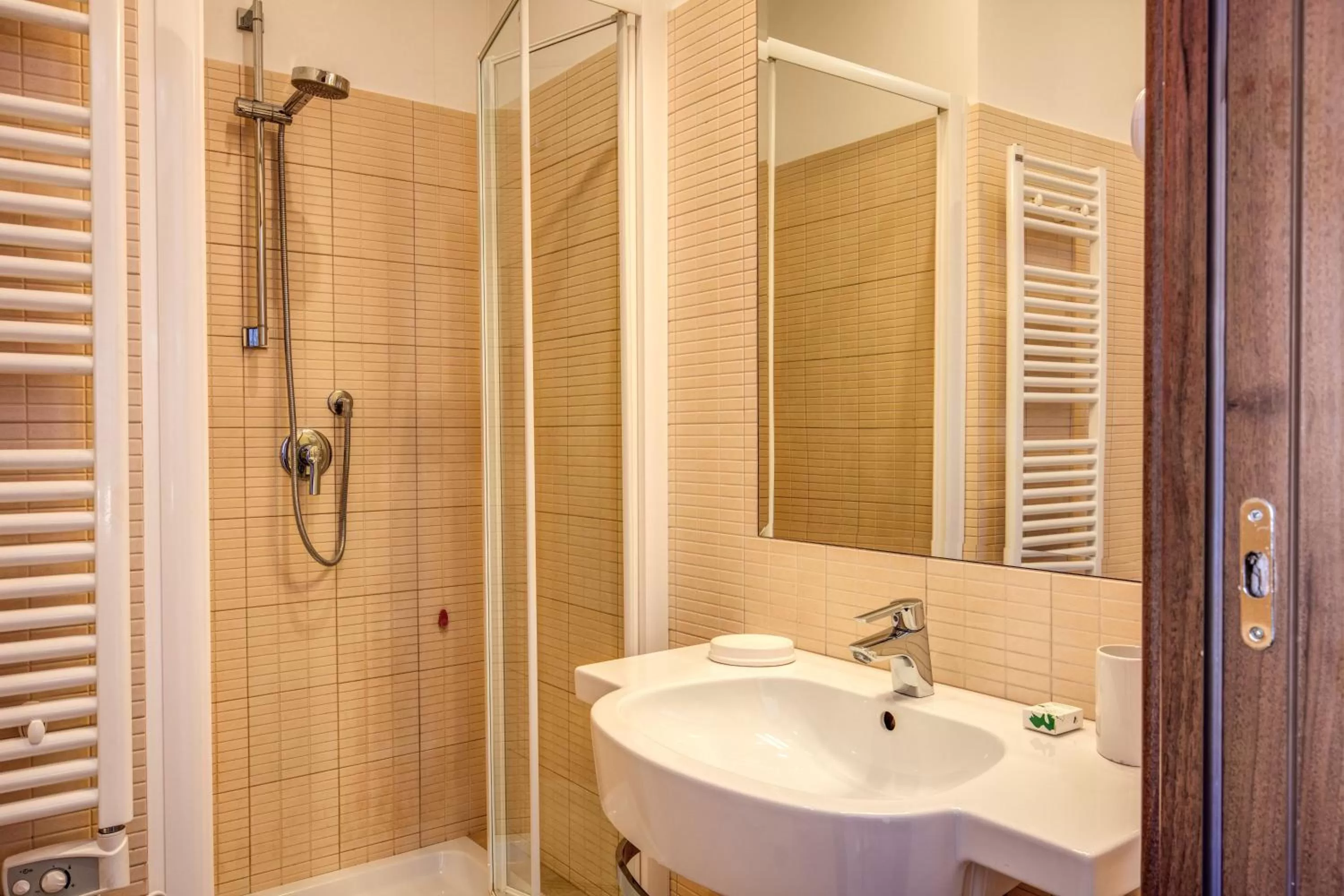 Shower in Hotel Roma Tiburtina Metro