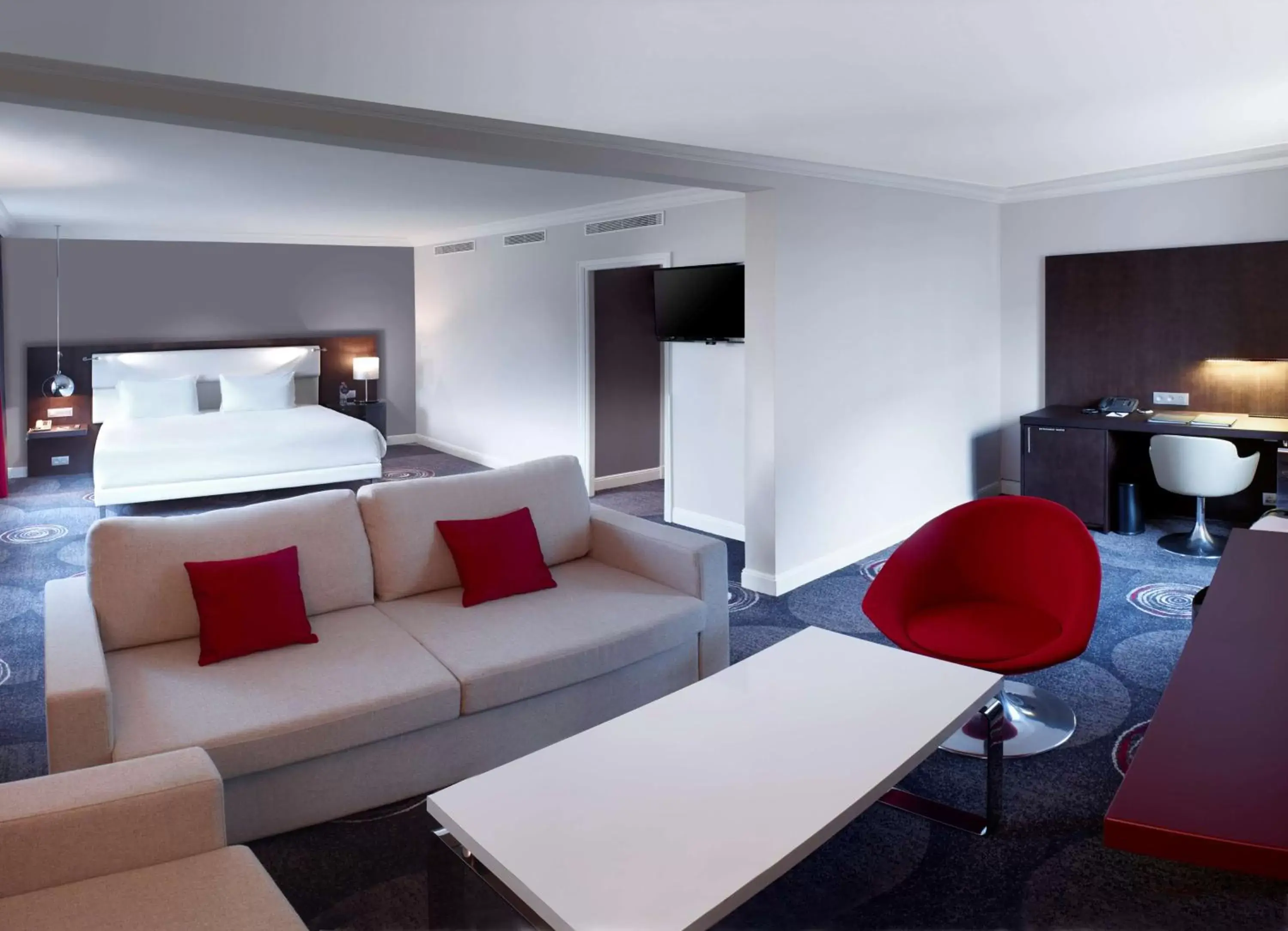 Bed, Seating Area in Hilton Brussels Grand Place