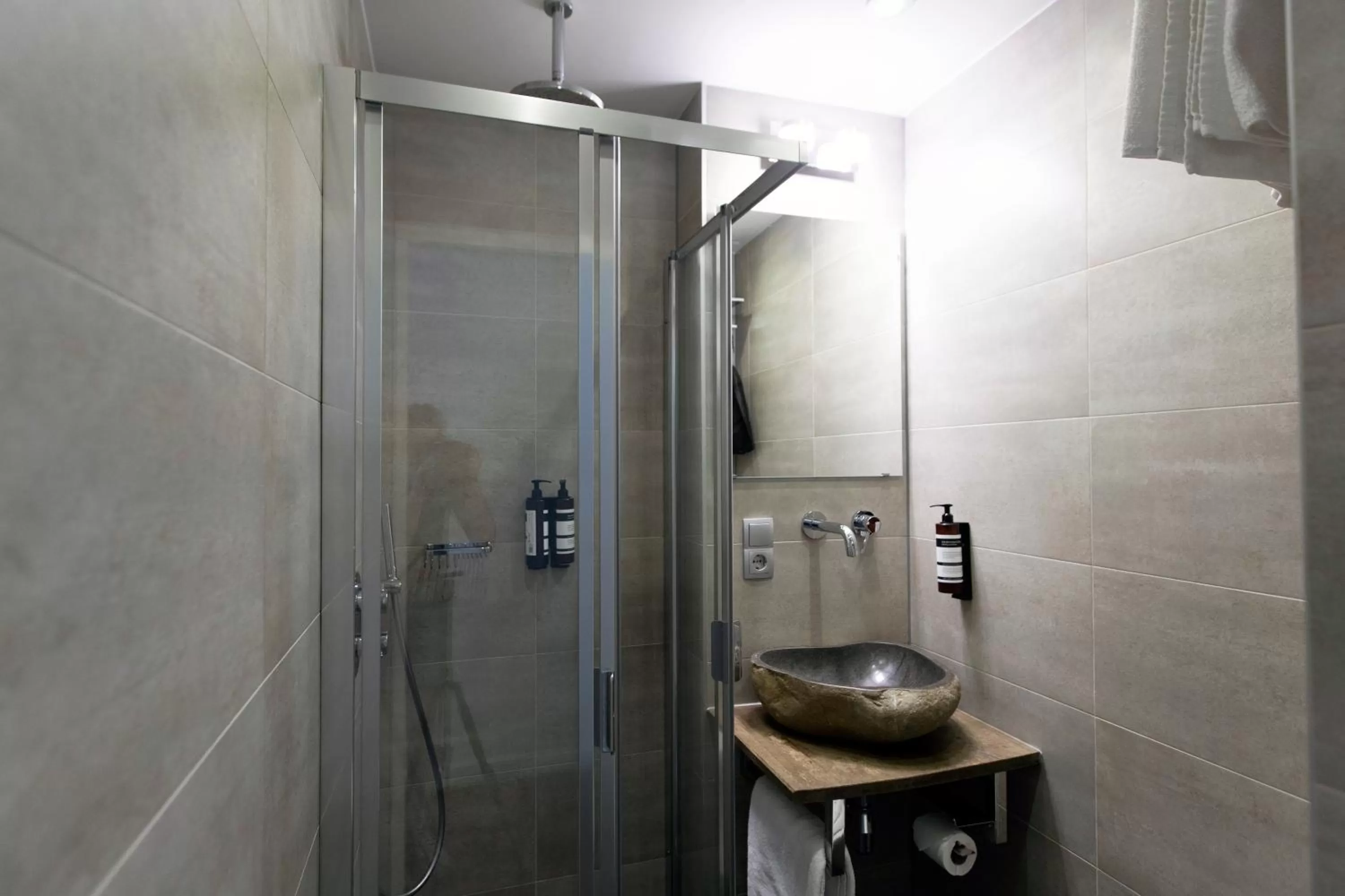 Shower in Quentin England Hotel