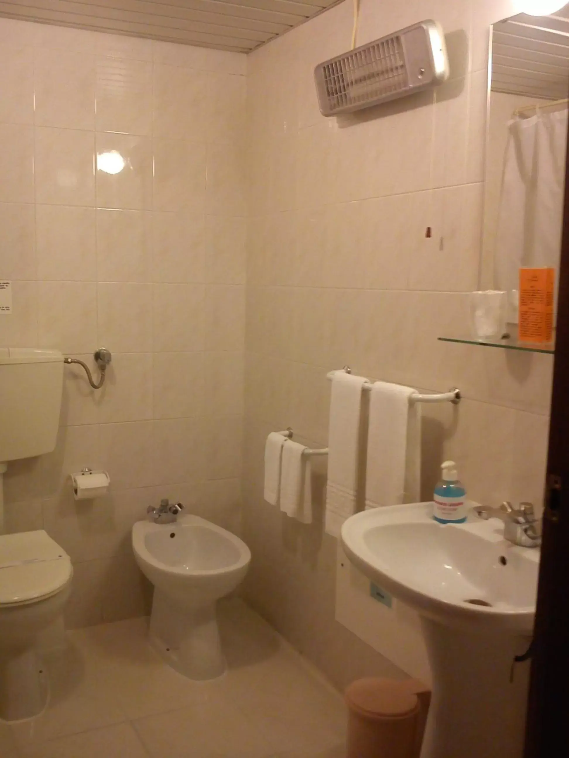 Shower, Bathroom in Hotel Alnacir