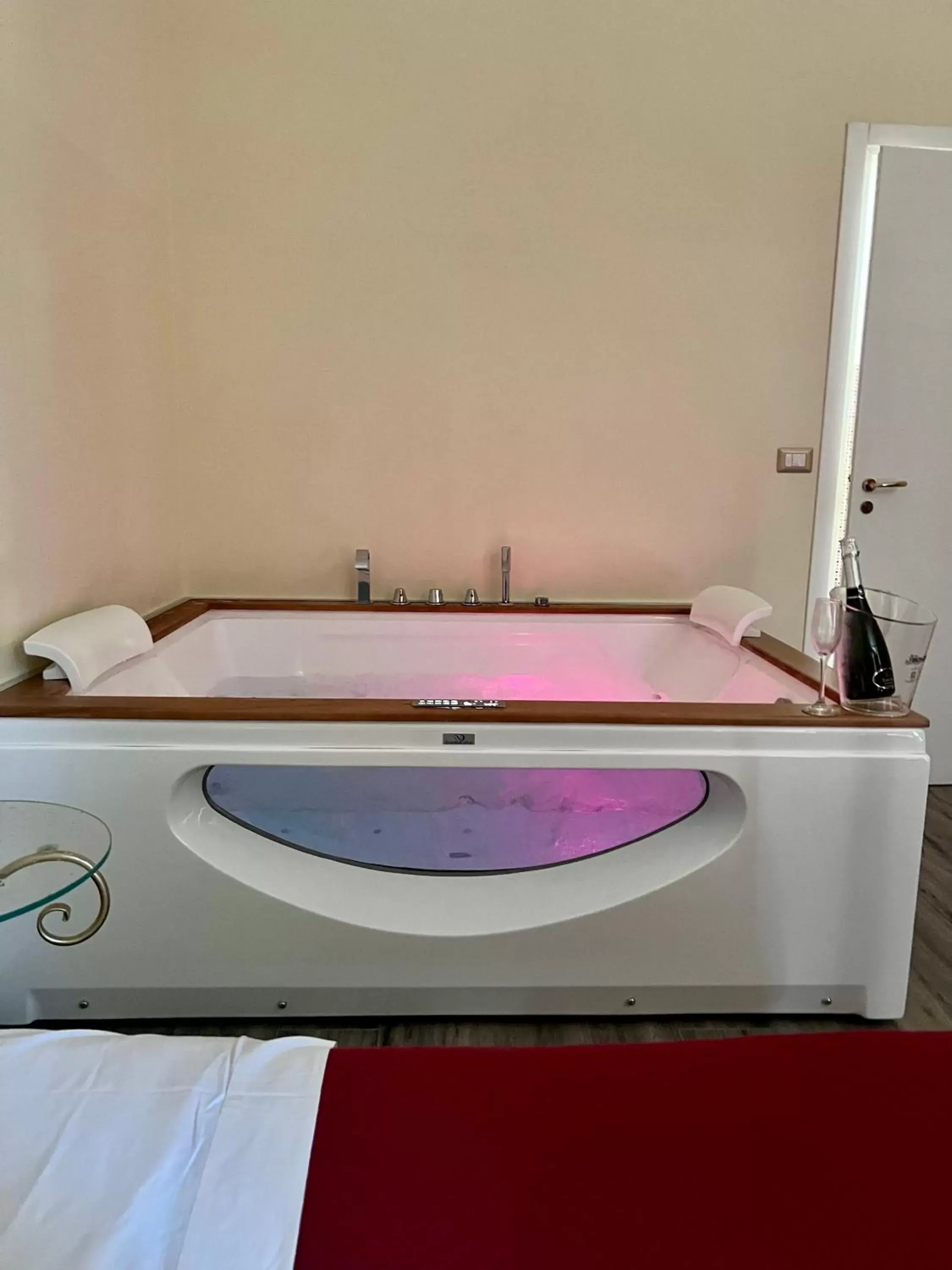 Hot Tub, Bathroom in Duca di Uzeda Bed & Breakfast Luxury and Style