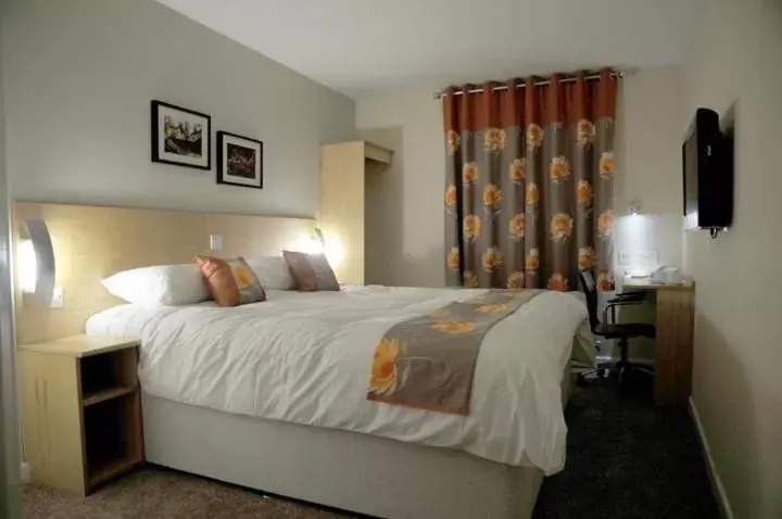 Bedroom, Bed in Royal George Hotel