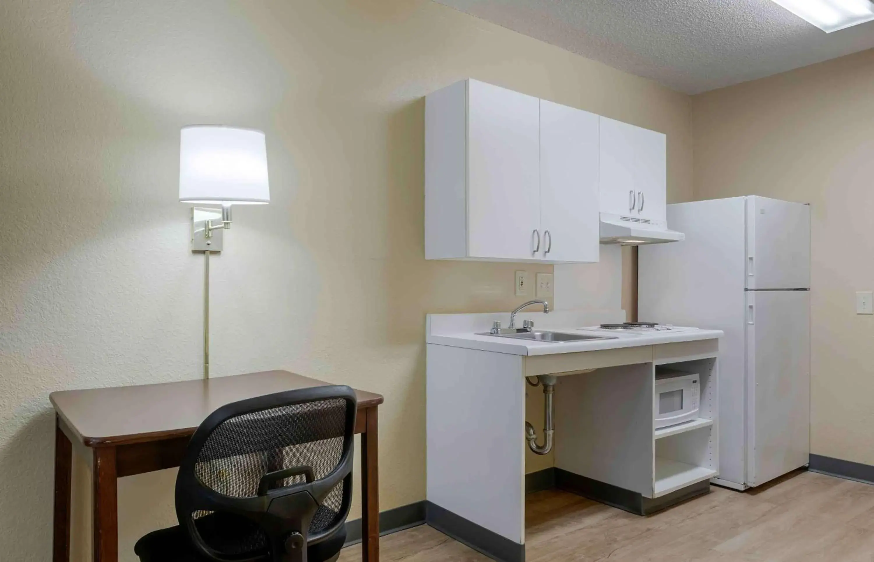 Bedroom, Kitchen/Kitchenette in Extended Stay America Suites - Jacksonville - Lenoir Avenue East