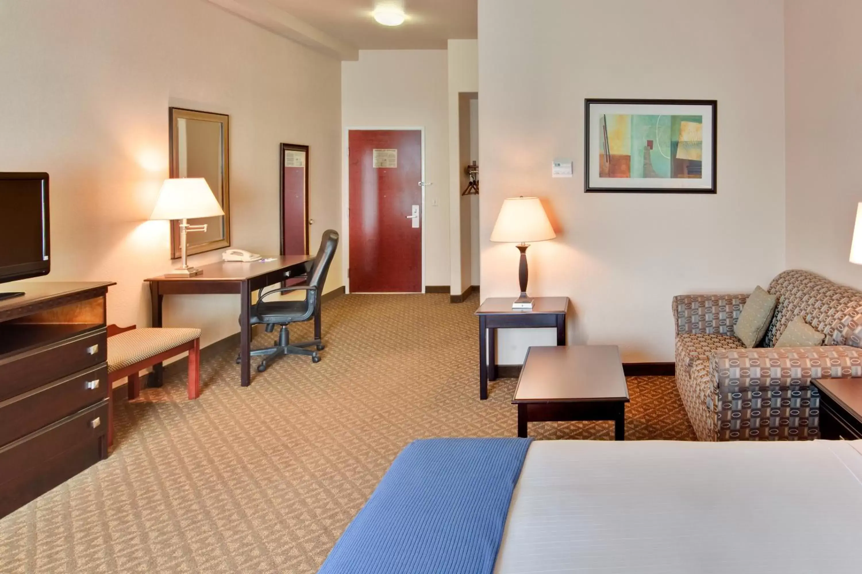 Photo of the whole room, Seating Area in Holiday Inn Express Delano Highway 99, an IHG Hotel