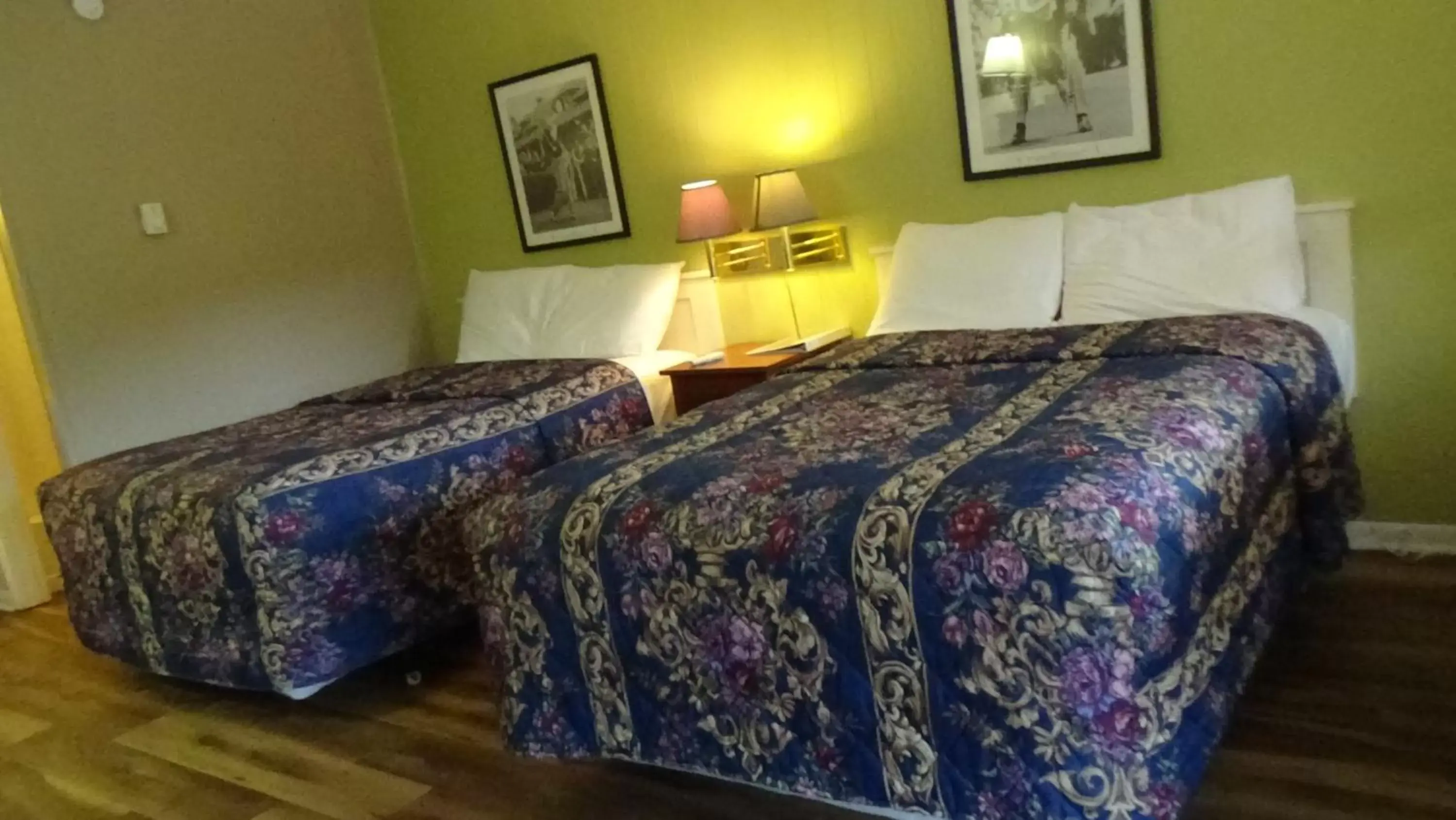 Bed in Roseloe Motel